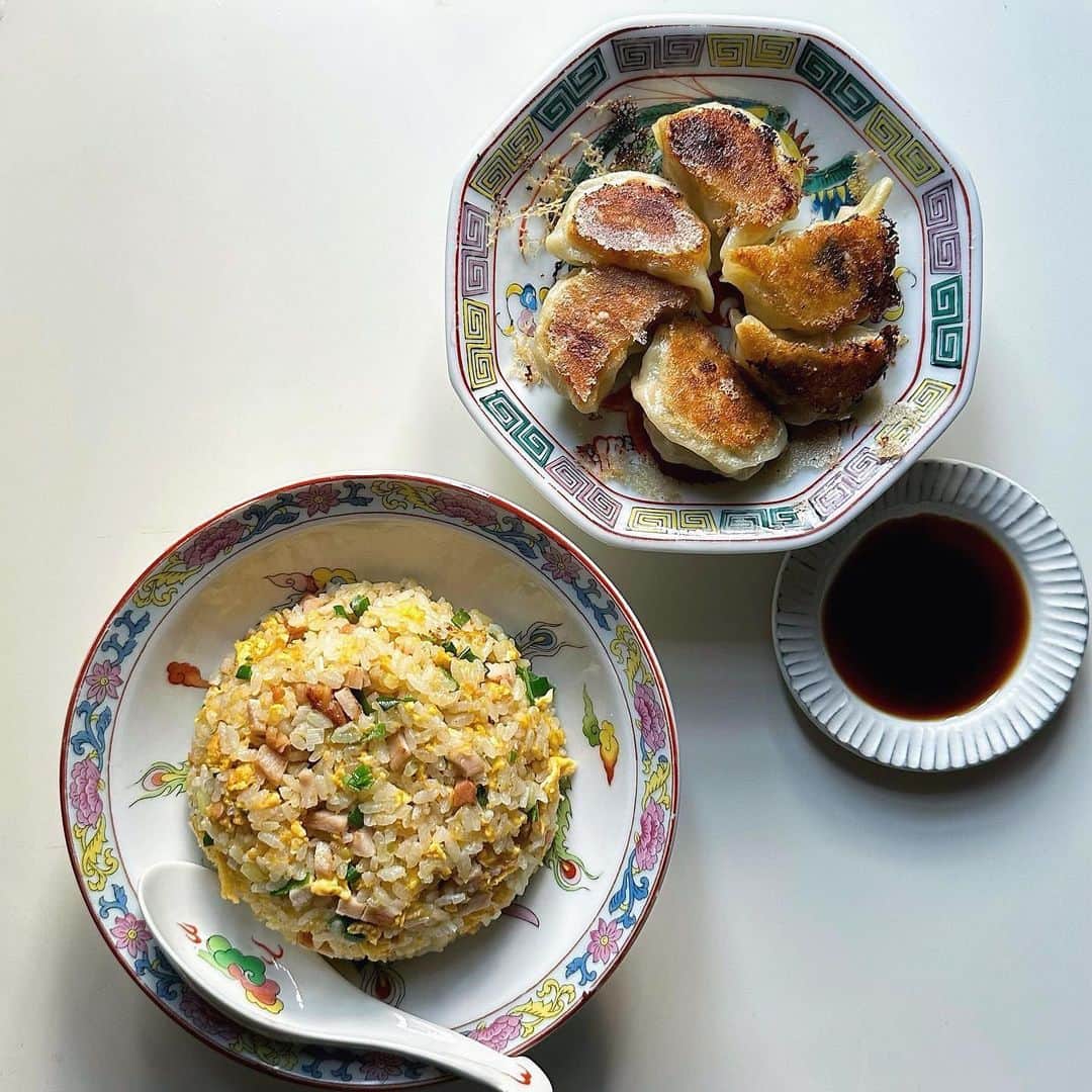 樹神のインスタグラム：「餃子の時はホットプレートでいっぺんに焼くのだけど、帰ってくる時間がばらばらなので小さく作って鉄鍋で焼いてみた。 え、、、鉄鍋、風味増す〜〜 叉焼、ネギ、卵のシンプルなチャーハンと、 町中華ふう。  #チャーハン #餃子 #チャーハン餃子 #町中華」