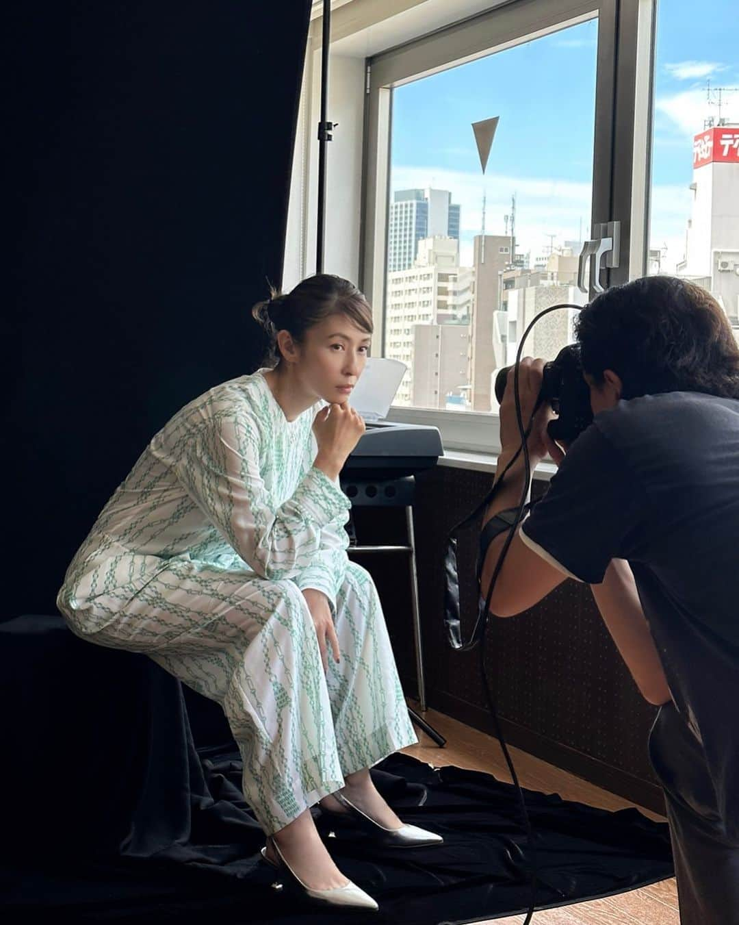 水野美紀さんのインスタグラム写真 - (水野美紀Instagram)「⠀ 本日発売のワニブックス「+act.」10月号に掲載されております。 ［PLAY act.］のページで、演劇にまつわるお話をさせていただきました。 ⠀ こちらはスチール撮影風景、素敵なお写真を撮っていただきました！ ぜひご覧ください☺️ ⠀ #プラスアクト #ケムリ研究室 #眠くなっちゃった #水野美紀 ⠀ 【by staff】」9月12日 18時01分 - mikimizuno_official