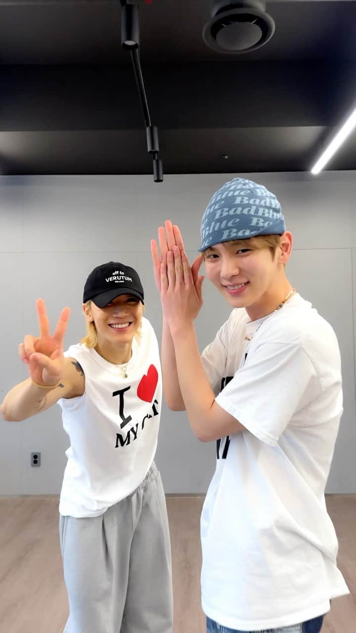 SHINeeのインスタグラム：「[공지] KEY X 텐 'Good & Great' 챌린지 공개   #KEY #키 #SHINee #샤이니 #Good_and_Great #KEY_Good_and_Great #Good_and_Great_Challenge #굿앤그레이트챌린지 #SHORTee  #TEN #텐 #WayV @bumkeyk @wayvofficial @tenlee_1001」