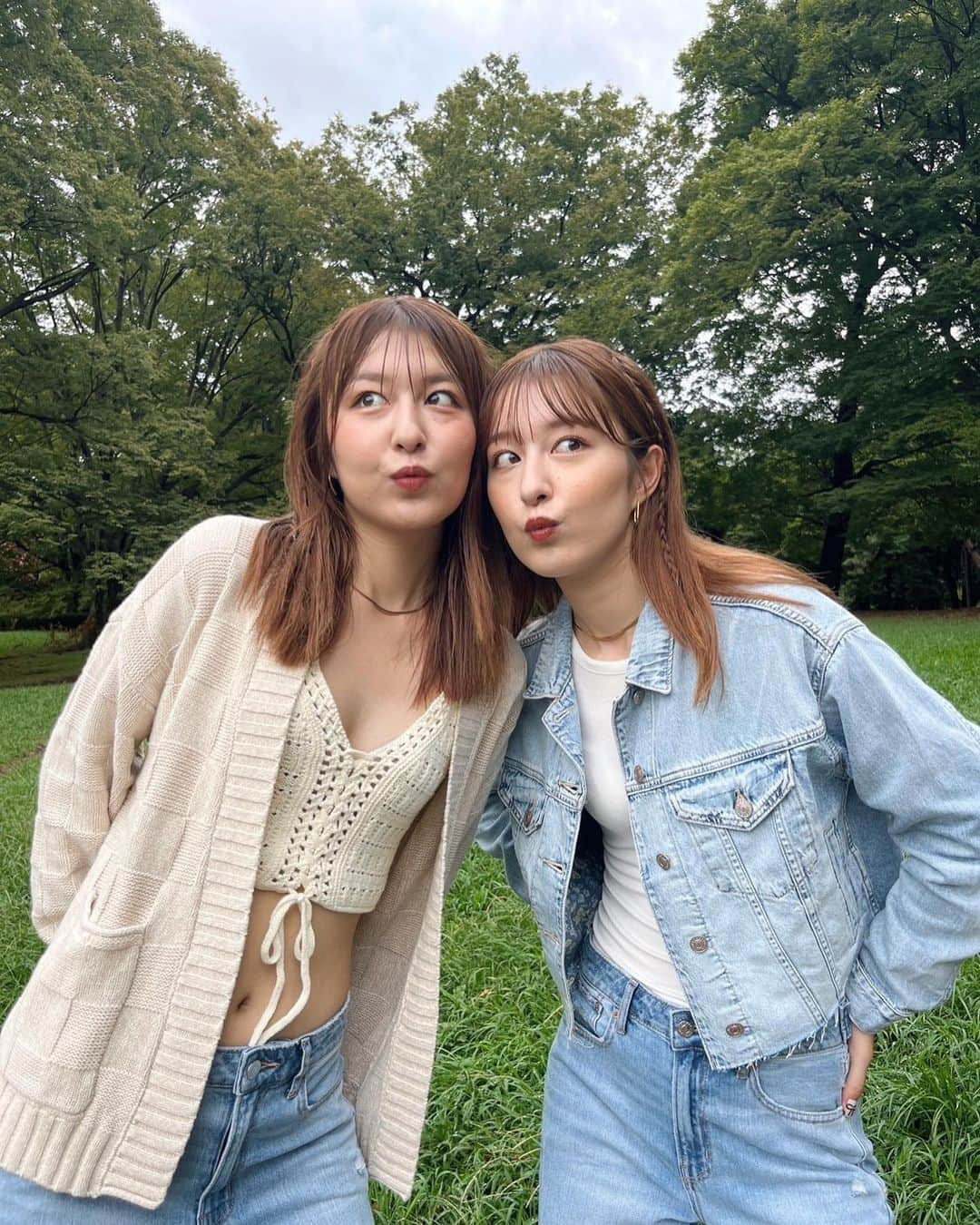 市野莉佳のインスタグラム：「White×Denim 🐚🧵  @americaneaglejp の洋服で コーデ組んでみたよ :) 涼しくなってきた時の為に、 羽織れる物一枚持っておくといいよね!! デニムで揃えたリンクコーデがカワイイ🩶  #PR #AEDenimCrew #AEJeans #アメリカンイーグル #americaneaglejp #twins #双子 #fashion #ootd #instagood」