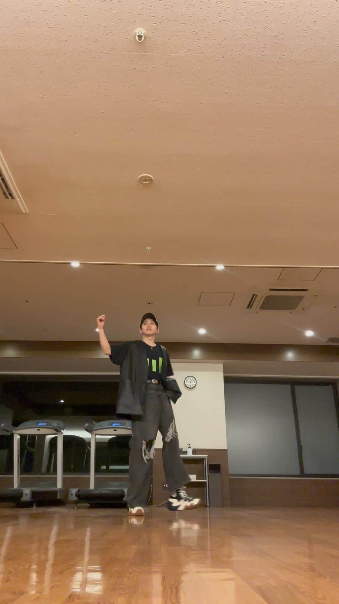 花村想太のインスタグラム：「Scene/Da-iCE (it's my team song) 実はこの後、人生初アレルギー反応が調べたら特定のものを食べて2時間以内に運動すると出る症状と書いてたので、 明日アレルギー検査しに行こうと思います。 #踊ってみた #マイケルあっち向いてホイダンス #ダンス #dance #sotahanamura #da_ice」