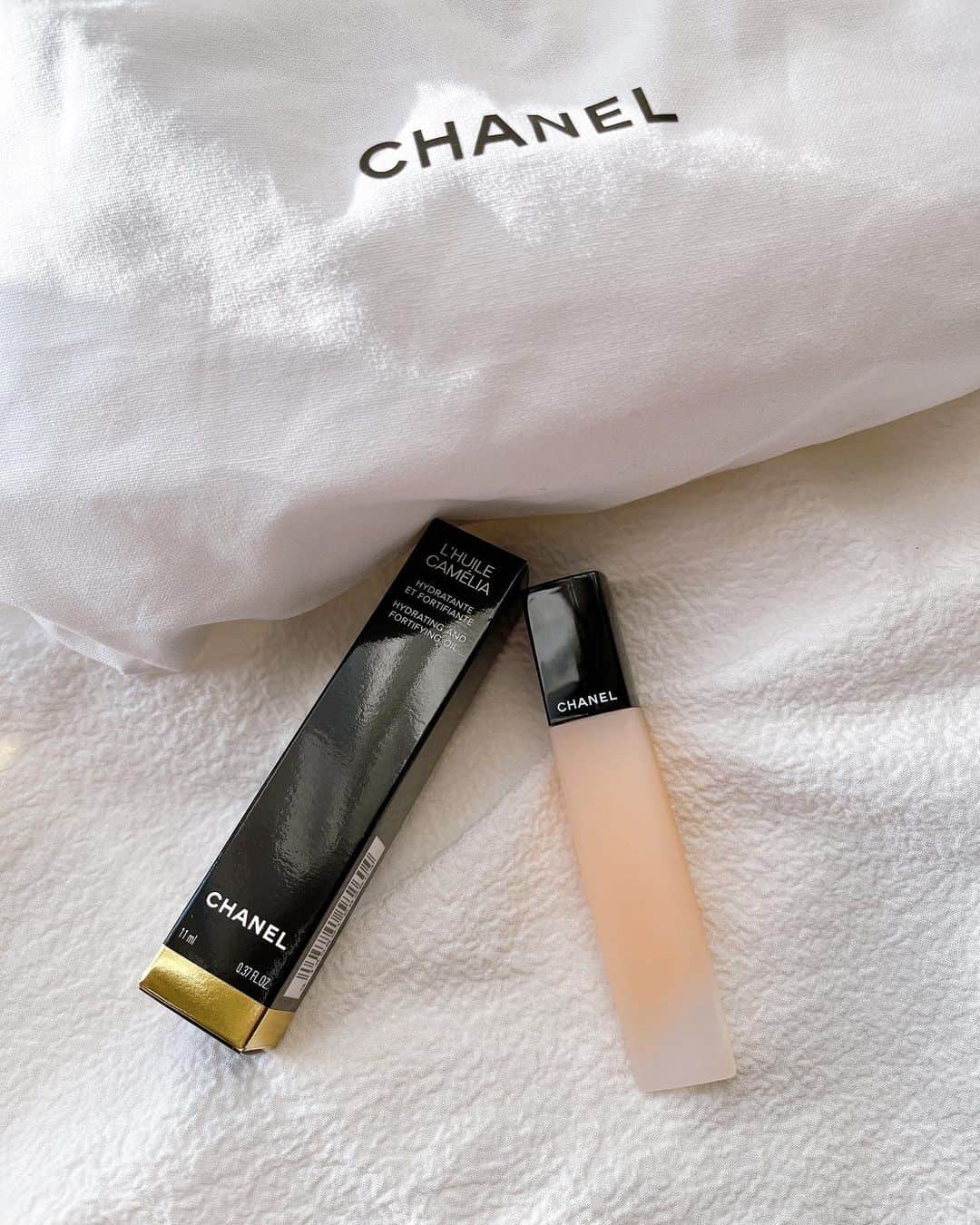 AriizumiEmaのインスタグラム：「@chanel.beauty  のネイルオイル、yoccoちゃんから頂きました✨ @yocco0722   ネイルオイル、CHANELにあるなんて💓 ネイルを新しくした日から！と決めていたので、今日新しくしてきたから使わせて頂きます😍　 テンション上がります❣️  ・ #ネイルオイル#chanelbeauty #シャネルネイルオイル」