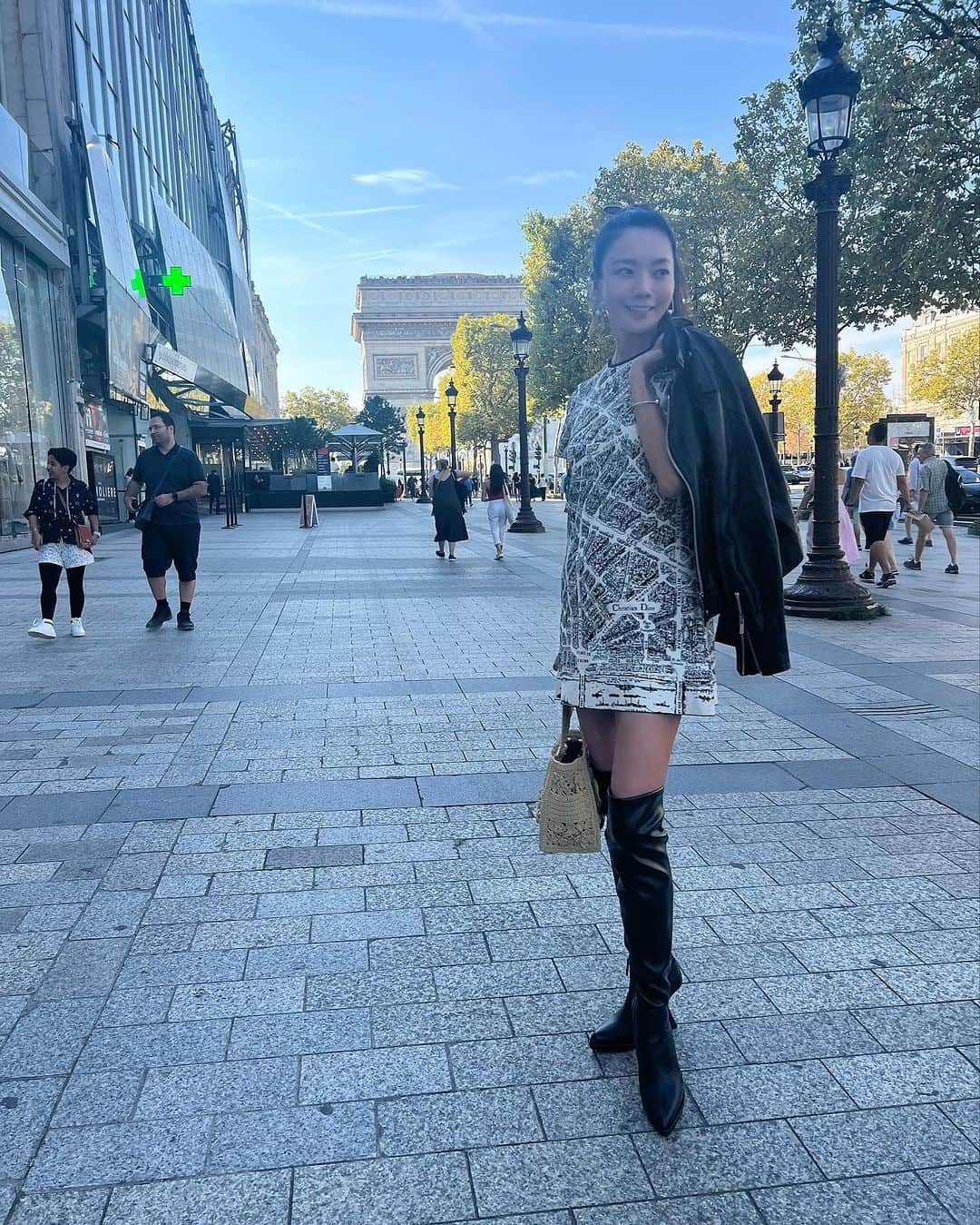 和央ようかさんのインスタグラム写真 - (和央ようかInstagram)「Paris のDiorに来ちゃいました⭐️シャンゼリゼ通りからの、モンテーニュ通りの美術館に。 美し過ぎて…  ちょっとひと時素敵な夢を見ました❤️🙏  有難う  Dior Day in Paris 🇫🇷 Champs-Elysées to La Galerie Dior (Montaigne Avenue)   Stunning 🤩   #takakoworldstylin🌎 #takakoparisstylin🗼 #lifestyle #paris #dior#パリ#ディオール#lagaleriedior #シャンゼリゼ通り」9月12日 18時09分 - yokawao0215