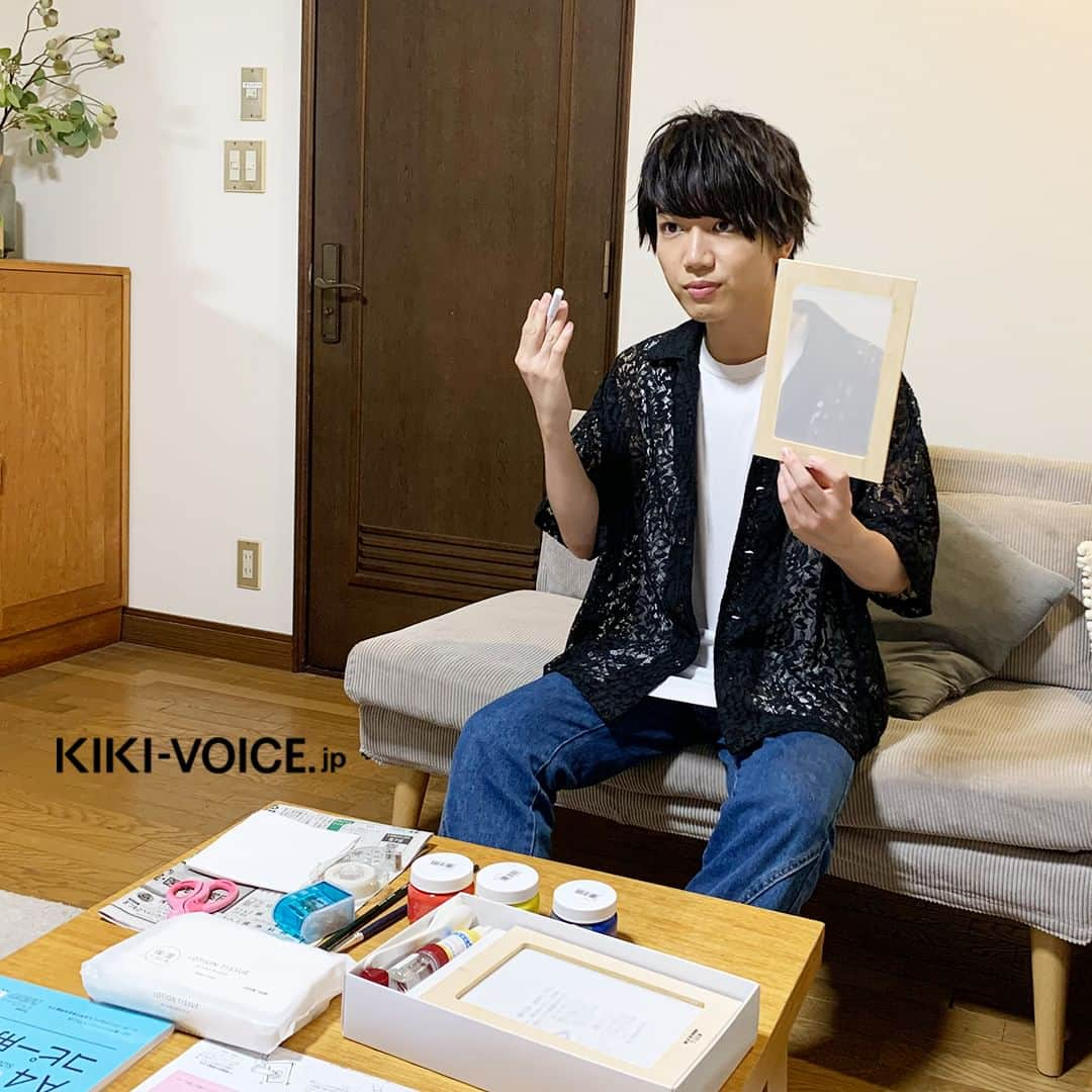 VOICE Newtypeのインスタグラム：「・ 「ボイスニュータイプ」のWEBサイト[KIKI]で連載中「#千葉翔也のバッチリしようや」 本日はスタッフが撮影したReading.84のオフショットを公開📸  .  第84回は「 #シルクスクリーン 」という手法で 布製品への印刷に挑戦🎨 千葉さんの #オリジナルデザイン に注目です👀  .  プロフィールのURLからKIKIにアクセス▶＠voice_newtype  連載記事は「Journal 連載」のバナーからチェックできます🥰  ▼記事URL https://kiki-voice.jp/journal/1694  .  #千葉翔也 #バッチリしようや #声優 #ボイスニュータイプ #voicenewtype #KIKIVOICEJP」