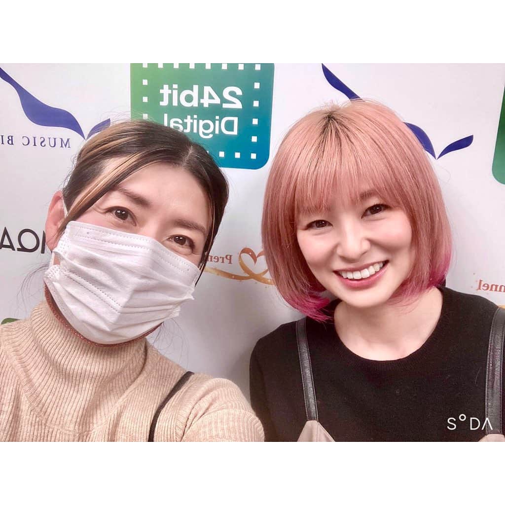 Jun Futamataのインスタグラム：「明日9/13(水)SIRAさんのがナビゲーターを務めるラジオ番組 Music Bird「まだ水曜?!～Still Wednesday」にゲスト出演します！  SIRAさんとどんなお話ができるのかとっても楽しみ💫 わくわく✨  19:00から生放送です！ 是非お聞き逃しなくっ！！  ----------------------------------- 『まだ水曜?!～Still Wednesday』 全国のコミュニティFMにて生放送！ https://musicbird.jp/cfm/news/guest/30241/  以下のリンクからスマホで、 もしくは「JCBAサイマル」と検索し、お近くのラジオ局からお聴きいただけます♪ https://www.jcbasimul.com/ #SIRA水 #JCBAサイマルよりスマホで聴けます #全国どこからでも聴けます #radio」