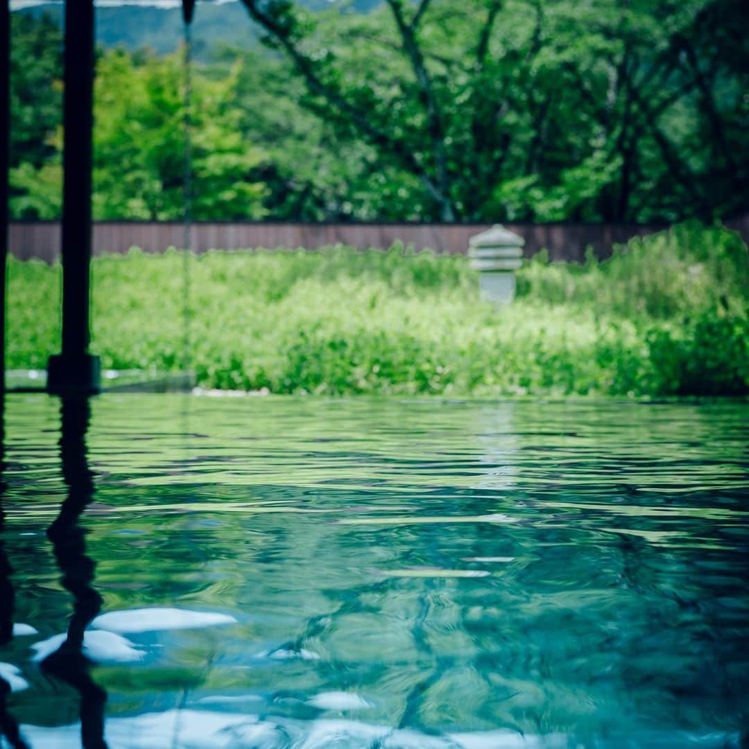星野リゾート 界の若者旅さんのインスタグラム写真 - (星野リゾート 界の若者旅Instagram)「界 鬼怒川では、湯上がりの水分補給のために、湯守りこだわりの「ご当地ドリンク」をご用意しています。 湯上がり処には、酸味と甘味のバランスがとれた栃木県産りんごを使用した「りんごジュース」をご用意しています。 また、客室冷蔵庫には、小山市のハトムギに生姜やシナモンなどのスパイスを加えた自然派のクラフトコーラ「ベッピンコーラ」をご用意しています。 ご入浴後の水分補給でも、ぜひご当地の魅力をお楽しみください。  In KAI Kinugawa, "local drinks" are prepared to rehydrate after bathing. In the bathing area, "apple juice" is prepared using Tochigi Prefecture apples, which have a balance of sour and sweet taste. In the Guest room refrigerator, "Beppin Cola," a craft cola made from play with spices such as ginger and cinnamon, is prepared. Enjoy the charm of the local area even when you rehydrate after a bath.  #星野リゾート #界 #界鬼怒川 #栃木 #鬼怒川 #鬼怒川温泉 #温泉 #温泉旅館 #温泉旅行 #hoshinoresorts  #kai #kaikinugawa #Japantravel #hotsprings #onsen #ryokan #nikko」9月12日 18時14分 - hoshinoresorts.kai