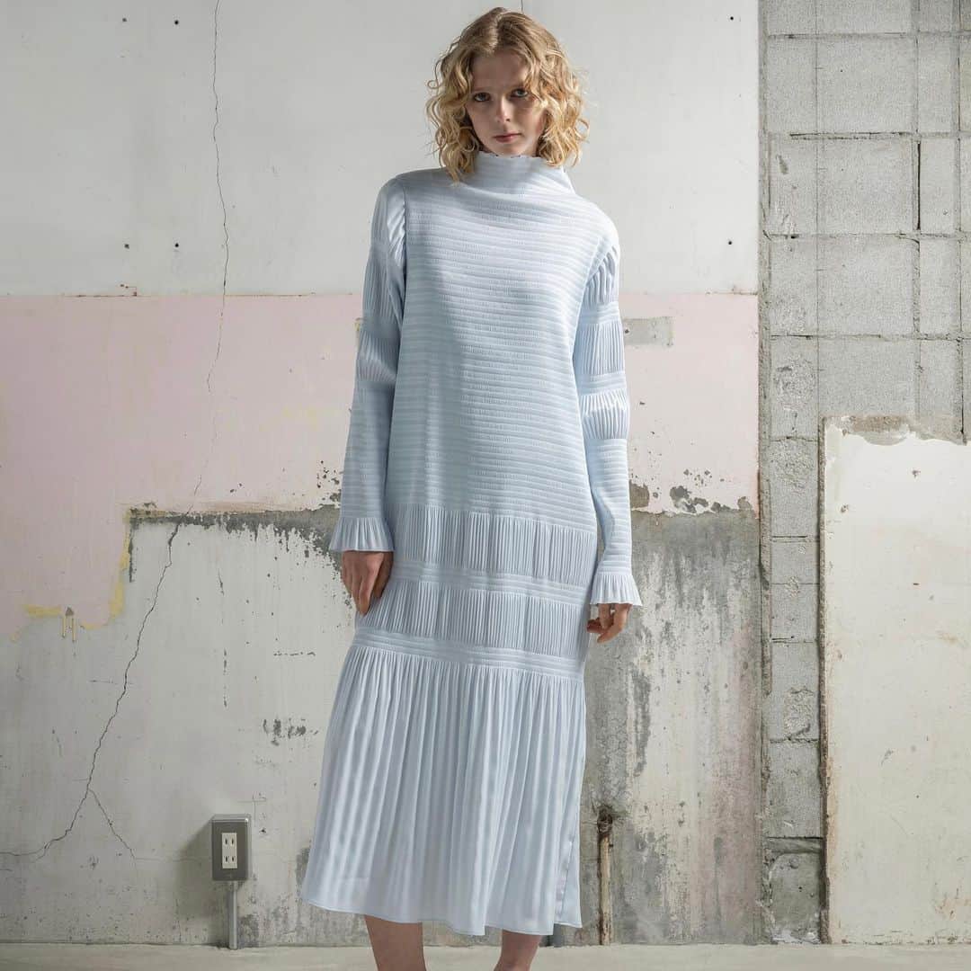 のインスタグラム：「. -PLEATS DRESS-  マットな質感で柔らかい手触りが人気のシリーズ。 特殊なプリーツを得意とする工場で加工した、デザイン性の高いプリーツです。 柔らかいフィット感で軽い着心地ながら、目を引く華やかさのあるドレスです。  #mintdesigns #ミントデザインズ #2023aw」