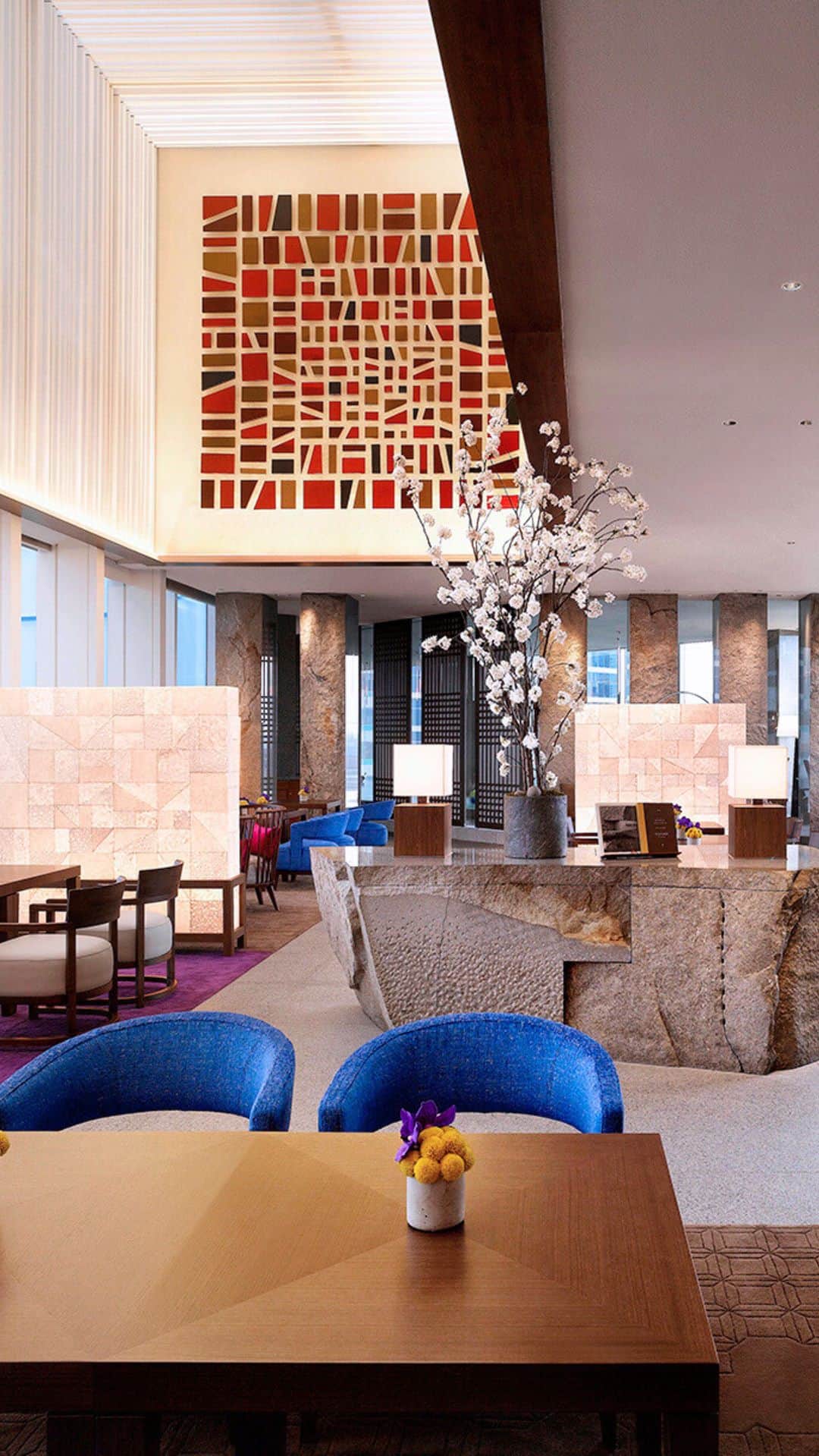 Park Hyatt Tokyo / パーク ハイアット東京のインスタグラム：「Artistic inspiration and elegance of Korean culture converge in The Lounge at @parkhyattseoul. Discover Kim Shin’s "bojagi" (wrapping cloth) paintings which express wishes for happiness, longevity, and respect through colors and patterns.  Share your own images with us by tagging @parkhyatttokyo  ————————————————————— #parkhyatttokyo #ParkHyattSeoul #TheLounge #ParkHyatt​ #WorldofHyatt #LuxuryisPersonal #LuxuryHotel #Artstagram #ArtLover #HotelDesign ​ @ParkHyattSeoul @Hyatt @ParkHyatt ​」