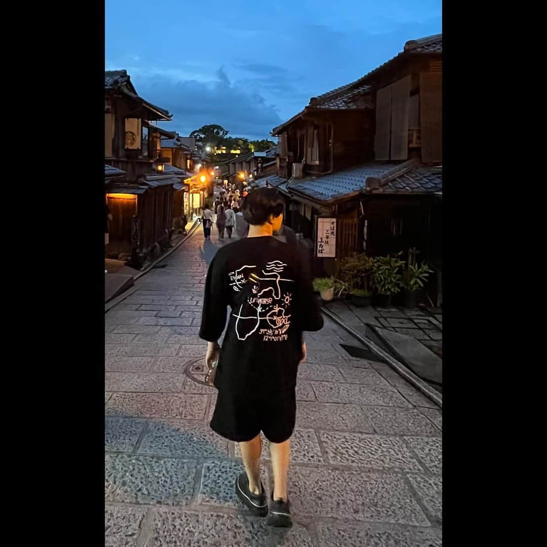 中村歌之助さんのインスタグラム写真 - (中村歌之助Instagram)「・ 昨日の休演日は、夕方まで雨が降っていたので 少しゆっくりして、雨が上がってから 「八坂の塔」として知られている 法観寺の五重塔の方にぶらぶら散歩に行きました！  いつも五条坂から清水寺まで行って そのまま戻っていたので 遠くから五重塔を眺めるだけで 近くまでは行ったことがありませんでした。  五重塔は建てられた当時 火災の度に再建されて来たそうですが それでも今建っているものは 1440年に足利義教によって再建されたもので 600年近く残されているそうです。  京都は歴史あるものが沢山ありますが 600年経っても当時のものを 目の前で眺めることができるというだけで その技術の凄さと歴史の迫力を感じます。  帰りは二年坂を通って帰りました。 7枚目の写真は綺麗で素敵な建物だなと思っていたら 何とスターバックスでした！  普通の席だけではなく 2階に上がるとお座敷などもあって 京都ならではの街並みにあった空間になっていました。  いつもと違う道を行くと 新しい発見が多くて楽しいですね！  南座『新・水滸伝』も 明日で中日を迎えますが 残り半分も気を引き締めて 一所懸命勤めたいと思います。  まだご観劇でない方は 是非南座に足をお運びください！  また、9/18と9/21には 終演後にアフタートークショーもあります。 僕は9/21の方に参加させていただきます。  🙇‍♂️宜しくお願い致します🙇‍♂️  #中村歌之助 #歌舞伎役者 #歌舞伎 #京都 #南座 #九月花形歌舞伎 #新水滸伝 #張進 #清水寺 #八坂神社 #八坂の塔 #二年坂 #スターバックス #starbuckscoffee」9月12日 18時25分 - utanosuke.official