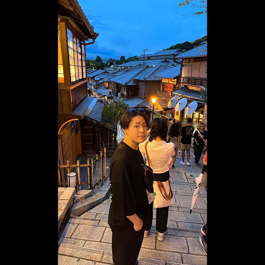 中村歌之助さんのインスタグラム写真 - (中村歌之助Instagram)「・ 昨日の休演日は、夕方まで雨が降っていたので 少しゆっくりして、雨が上がってから 「八坂の塔」として知られている 法観寺の五重塔の方にぶらぶら散歩に行きました！  いつも五条坂から清水寺まで行って そのまま戻っていたので 遠くから五重塔を眺めるだけで 近くまでは行ったことがありませんでした。  五重塔は建てられた当時 火災の度に再建されて来たそうですが それでも今建っているものは 1440年に足利義教によって再建されたもので 600年近く残されているそうです。  京都は歴史あるものが沢山ありますが 600年経っても当時のものを 目の前で眺めることができるというだけで その技術の凄さと歴史の迫力を感じます。  帰りは二年坂を通って帰りました。 7枚目の写真は綺麗で素敵な建物だなと思っていたら 何とスターバックスでした！  普通の席だけではなく 2階に上がるとお座敷などもあって 京都ならではの街並みにあった空間になっていました。  いつもと違う道を行くと 新しい発見が多くて楽しいですね！  南座『新・水滸伝』も 明日で中日を迎えますが 残り半分も気を引き締めて 一所懸命勤めたいと思います。  まだご観劇でない方は 是非南座に足をお運びください！  また、9/18と9/21には 終演後にアフタートークショーもあります。 僕は9/21の方に参加させていただきます。  🙇‍♂️宜しくお願い致します🙇‍♂️  #中村歌之助 #歌舞伎役者 #歌舞伎 #京都 #南座 #九月花形歌舞伎 #新水滸伝 #張進 #清水寺 #八坂神社 #八坂の塔 #二年坂 #スターバックス #starbuckscoffee」9月12日 18時25分 - utanosuke.official