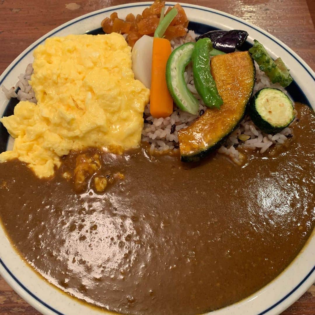 オザ兵長【公式】 のインスタグラム：「先日行った、東林間にある珈琲屋新鮮館のカレー。 めちゃくちゃ美味かった✨ 珈琲が入っている店名なのに、ビールを飲んでしまい、帰宅してから珈琲を飲んでいない事に気付いた（´-`）.｡oO パンケーキも食べたかったけど、ここのパンケーキは美味しくてボリュームも凄いらしいので、次回とする。  #カフェ #東林間 #珈琲屋新鮮館 #カレー #コーヒー #珈琲」