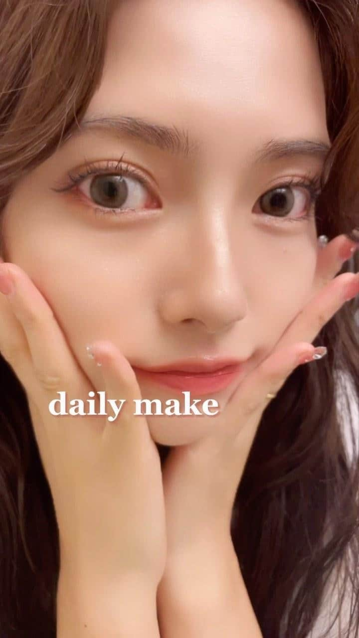 橘ひろなのインスタグラム：「使った化粧品🧴   ・下地　 TIRTIR MASK FIT TONE UP ESSENCE  ・クッションファンデ ​CLIO KILL COVER THE NEW FOUNWEAR CUSHION3  ・パウダー ​コスメデコルテ フェイスパウダー 00  ・アイシャドウ ​キレイアンドコー アイシャドウパレット 02 キャラメルブラウン  ・アイブロウペンシル 花西子 ブラック  ・アイライナー シーグラム  ・ノーズシャドウ ​リリミュウ　シアーマットシェーディング01  ・涙袋ライナー BBIA  ・マスカラ ​HR LASH QUES FATAL BLAC  ・リップ YSL 15  #メイク動画 #イエベ　#イエベ秋 #毎日メイク」