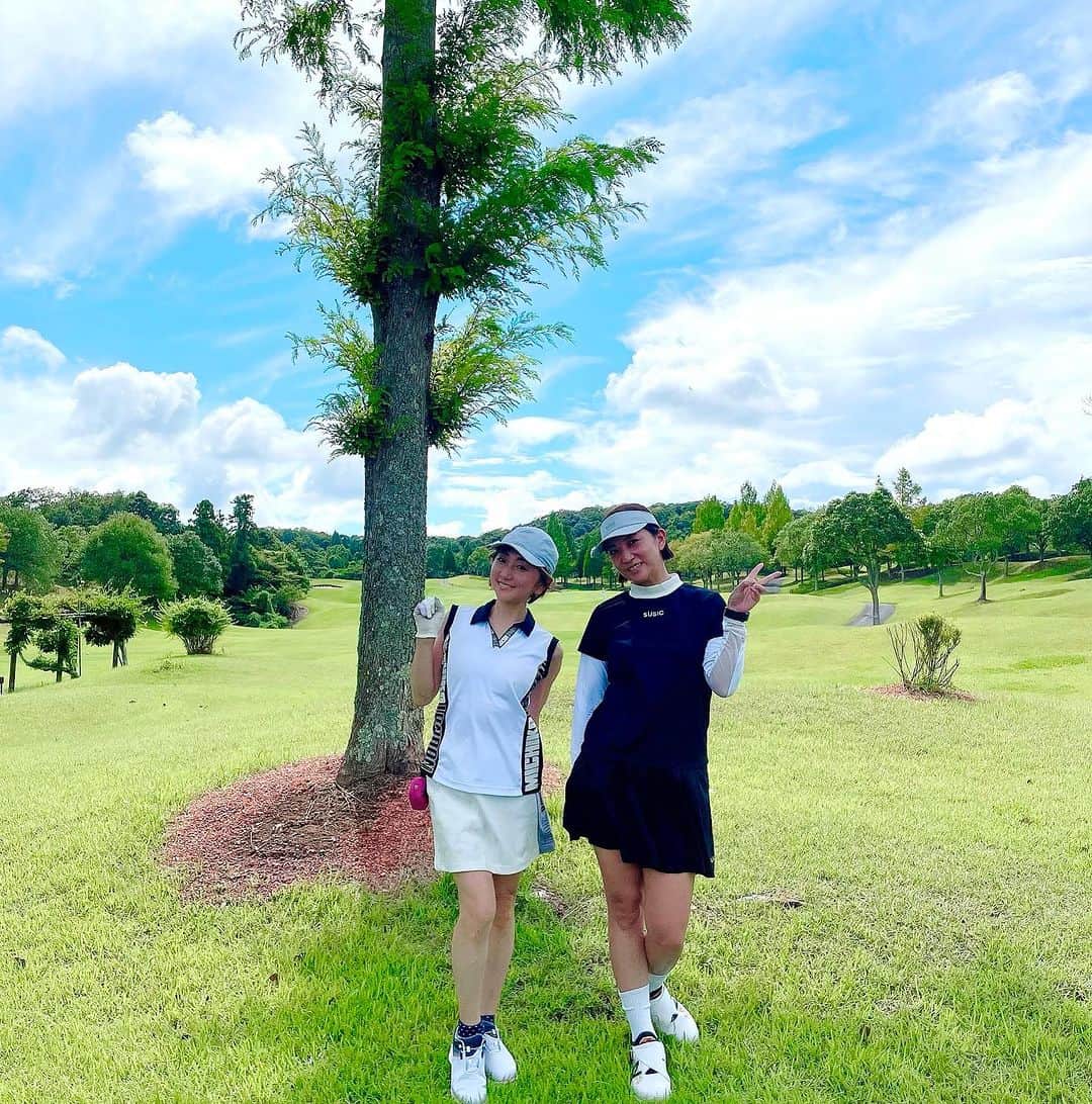 柑谷あゆみのインスタグラム：「KONANちゃんと久々ラウンド⛳️ ♡まだまだ暑かった☀️ ドライバーが全然当たらなくて、18番ホールが1番よかったょ🥹  #富士市原ゴルフクラブ  #エンジョイゴルフ #michikolondon  #susic #ゴルフウェア  #ゴルフ女子 #golf  #golfing  #golflife  #golfgirl  #instagolf  #golfer #골프 #골프웨어 #กอล์ฟ  #ゴルフコーディネート #ゴルフファッション #ゴルフ好きな人と繋がりたい」