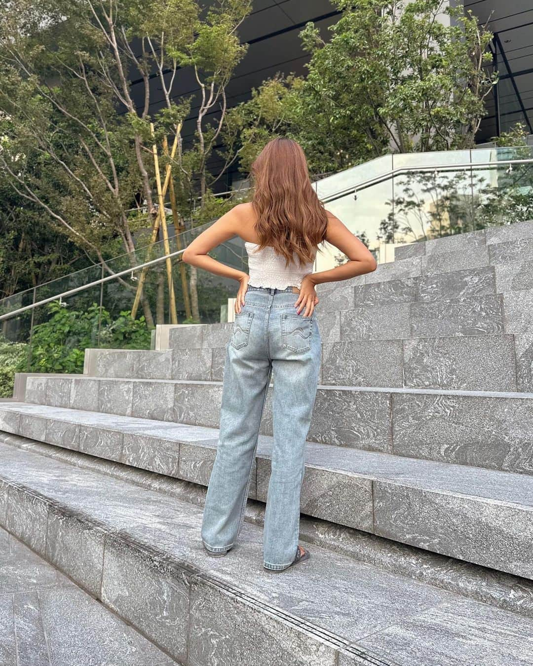 安斉奈緒美さんのインスタグラム写真 - (安斉奈緒美Instagram)「秋のnew denim @tothesea_hawaii 🥥  裾が引きずる引きずらないかのギリギリのラインが絶妙で最高なの🤍 ずるずるで履きたくてsize Mにしたよ😉  ポケットのwaveの刺繍もさりげなくてお気に入りっ🤸🏽‍♀️  めちゃくちゃ履き回すよーー🫶🏽  #denim #totheseahawaii  #164cmコーデ #デニムコーデ  #ヨガインストラクターの日常」9月12日 18時19分 - naomiyogachan