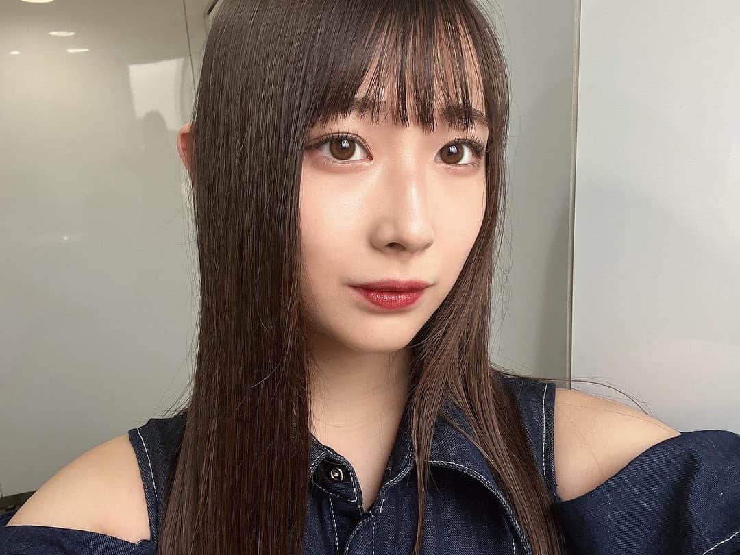 のインスタグラム：「パック何使ってるー？ と聞いて頂くことが多いのですが、、  最近は頂いたルルルンハイドラVマスクの フェイスマスクを使っています！ お肌がもちもちして、すべすべになるので、 お気に入りです😳💓  みなさんもぜひ使ってみてください💭  #ルルルン #化粧水フェイスマスク #パック #水光肌 #PR」