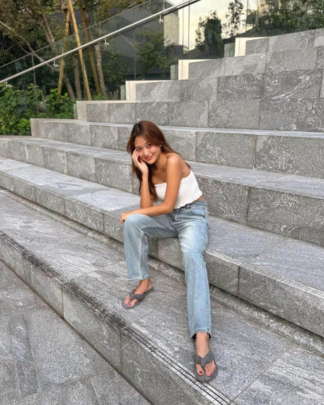 安斉奈緒美のインスタグラム：「秋のnew denim @tothesea_hawaii 🥥  裾が引きずる引きずらないかのギリギリのラインが絶妙で最高なの🤍 ずるずるで履きたくてsize Mにしたよ😉  ポケットのwaveの刺繍もさりげなくてお気に入りっ🤸🏽‍♀️  めちゃくちゃ履き回すよーー🫶🏽  #denim #totheseahawaii  #164cmコーデ #デニムコーデ  #ヨガインストラクターの日常」