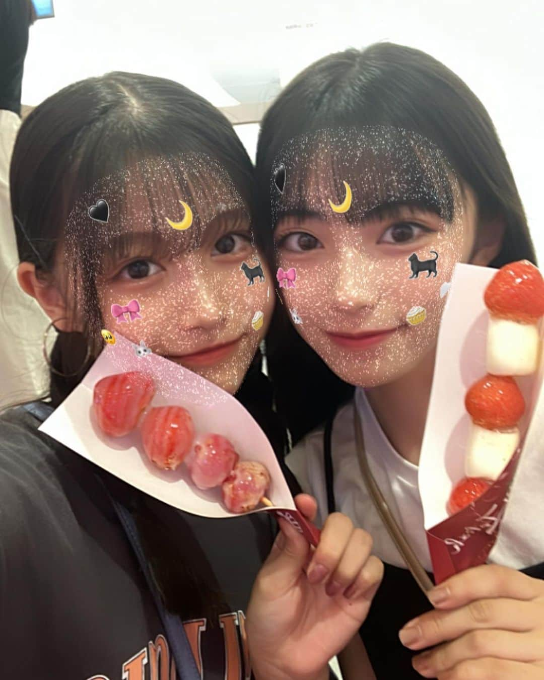 青山姫乃のインスタグラム：「・ 皆さんこんにちは！ヒメノです👑🧡  ヒヨリと遊び行ってきました〜✌️  いつも一緒にご飯食べてるんだけど、食べ物の好みも一緒なの笑  気の合いすぎるヒヨリ...好きなプリの機種は ハルイロセカイ！ ヒメノも同じ…🫣  そしてそして！いちご飴サイコ〜🍓  #ニコラ #nicola#ニコラ10月号発売中  #ニコラ10月号 #ニコモ #青山姫乃 #ヒメノ#ハルイロセカイ #いちご飴 #白水ひより #ヒヨリ #ひめひよ」