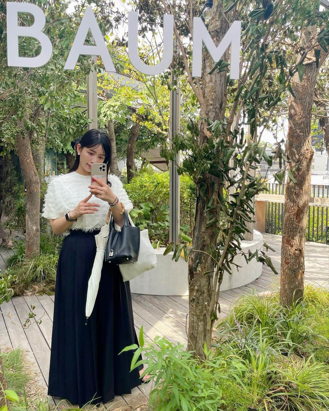 上野仁美のインスタグラム：「. ⁡ 先日ポップアップに伺って、すっかりファンに🌿  @baum_global  ⁡ 三種類の香りがあるのですが、私のお気に入りは断然 WOODLAND WINDS ⁡ 香りの癒し効果ってすごい。 森林にいるかのような清々しさ。本当に癒されます。 気に入り過ぎて、家族にもこの香りを共有したくてルームスプレーを購入して帰りました😌 寝る前に寝室にプシュプシュするのが毎日の習慣に。 ⁡ 浴室にスプレーする使い方もおすすめしていただいたので、一人でゆっくり入れる日にやってみよう🛀 ⁡ ⁡ ⁡ #baum #ルームスプレー #森林浴美容」