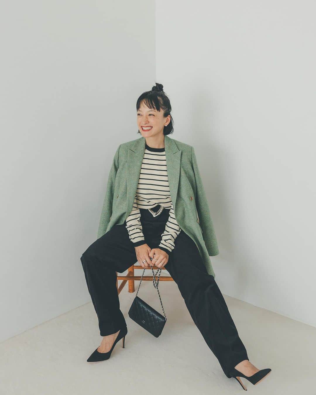 オブレクトのインスタグラム：「本日、高山都さん @miyare38 がInstagramでご紹介してくださったコーデュロイパンツはこちらです✨ 優しい肌触りで着心地も良いですよ🌿  コーデュロイトラウザーパンツ Color.ブラック / ベージュ ￥13,200(税込)  カジュアルになりがちなコーデュロイ素材を、タック入りのテーパードですっきりとした縦長のラインで上品な印象に仕上げました。 タイトなトップスをインしたり、スウェットやニットとも好相性◎ 季節感たっぷりの主役ボトムとして、秋冬コーデの定番におすすめです✨  詳しくはoblekt 公式オンラインストアをご覧ください🌿  #oblekt #オブレクト #高山都 さん」