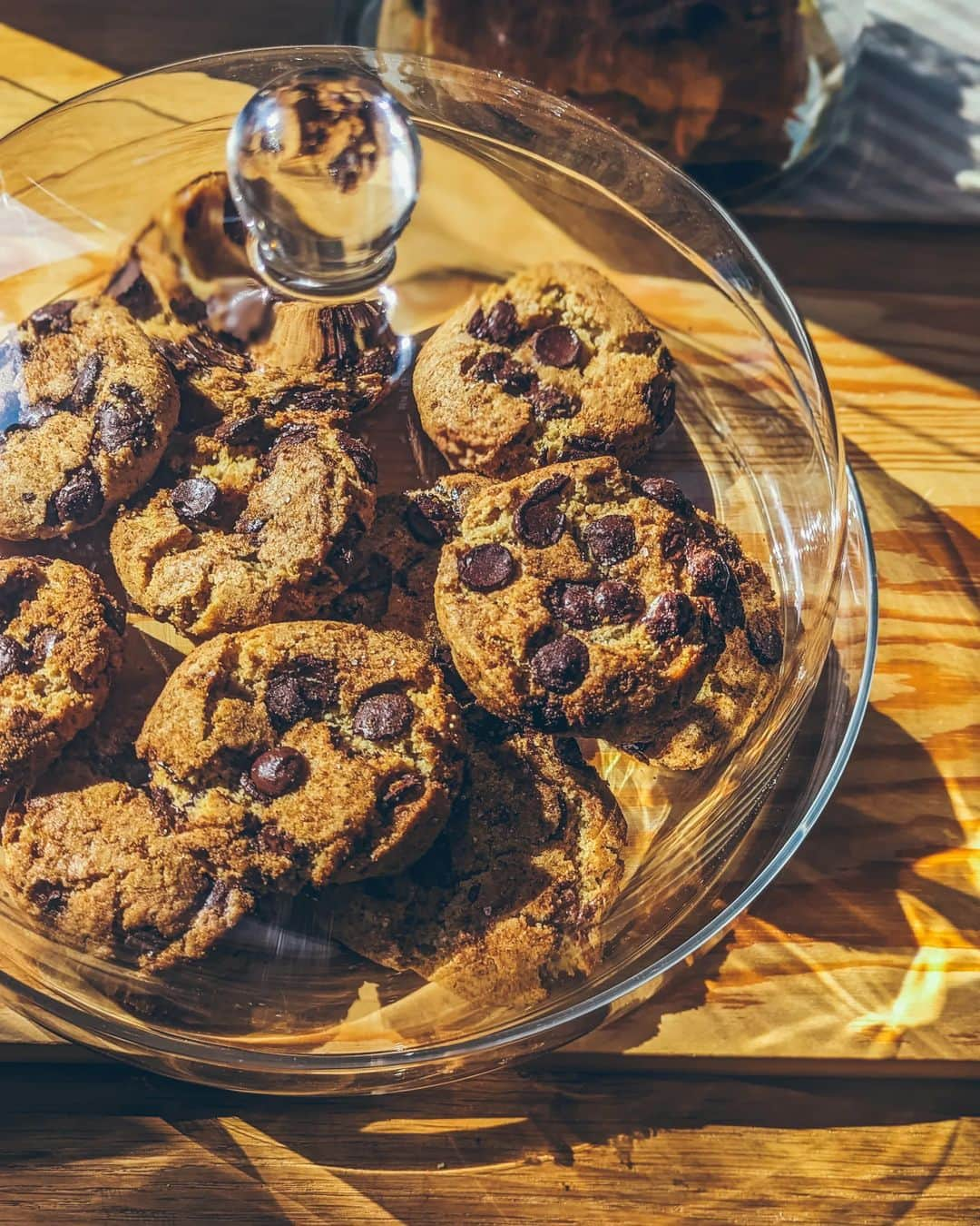 Monika Waleckaのインスタグラム：「To nie jest zwykle ciasteczko czekoladowe.   W połowie utarte na mące z razowej płaskurki, która podbija czekoladę orzechowo smakiem z lekką, piwną goryczką. W środku oprócz czekolady - prażone okruszki żytniego chleba. Atakuje głębią smaku i wielością tekstur od pierwszego gryza. Idealny towarzysz przedpołudniowej Kawusi.   Wypiekamy je codziennie na świeżo w piekarni i kanapkowni Focca. Zwróćcie na nie uwagę i dajcie się uzależnić ;)」