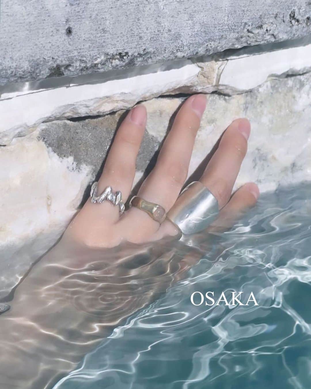 のインスタグラム：「. PLUIE in OSAKA  9/15(FRI)11:00-20:00 9/16(SAT)11:00-20:00 9/17(SUN)11:00-20:00 9/18(MON)11:00-20:00  〒550-0002 大阪府大阪市西区江戸堀1丁目16-32 E-BUILDING 1F  今週末から4日間、大阪POP UP STORE開催。  既存商品に加え、1点物販売、カスタムオーダーリング、クラウンのオーダーも店頭にて承ります。  今回大阪では初となる @giugiu 商品を店頭にて販売いたします。 多数の商品が店頭に並びますのでお楽しみにお越し下さい。  尚、商品に関するお問い合わせは PLUIE Tokyoへお電話、又はDMへご連絡下さい。  @pluiehair @pluietokyo @pluie.homme @pluie_us」