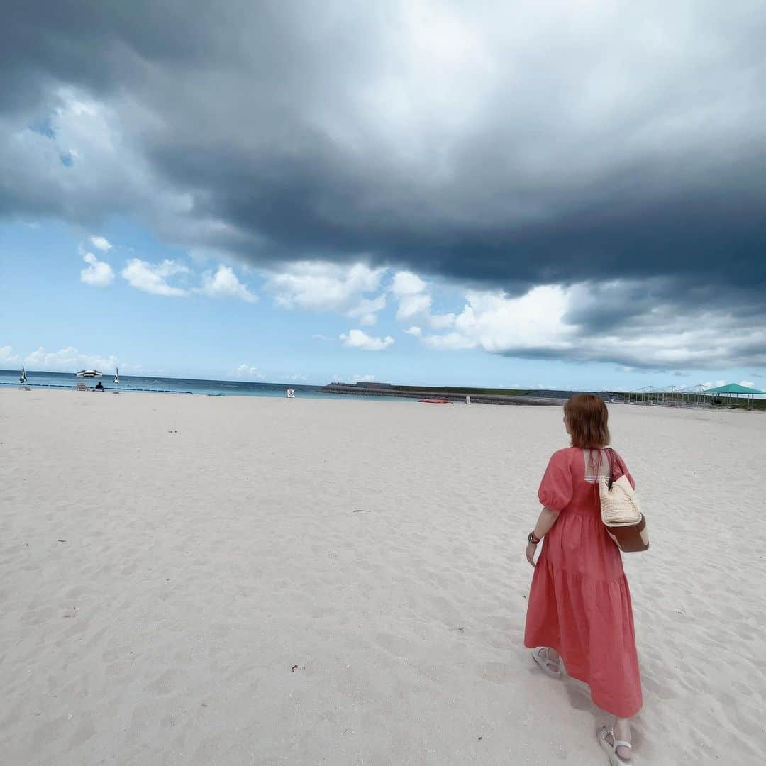 白井美帆さんのインスタグラム写真 - (白井美帆Instagram)「#トロピカルビーチ🌴  名前が可愛い❤️ #ぽけふた探し してるマネージャーを連れて寄り道してきました🎵  マンホールなの？ 違うの？ って今更聞けなかった。  #沖縄#沖縄ビーチ#ポケモン#そらとぶピカチュウプロジェクト」9月13日 8時00分 - shirai_miho77