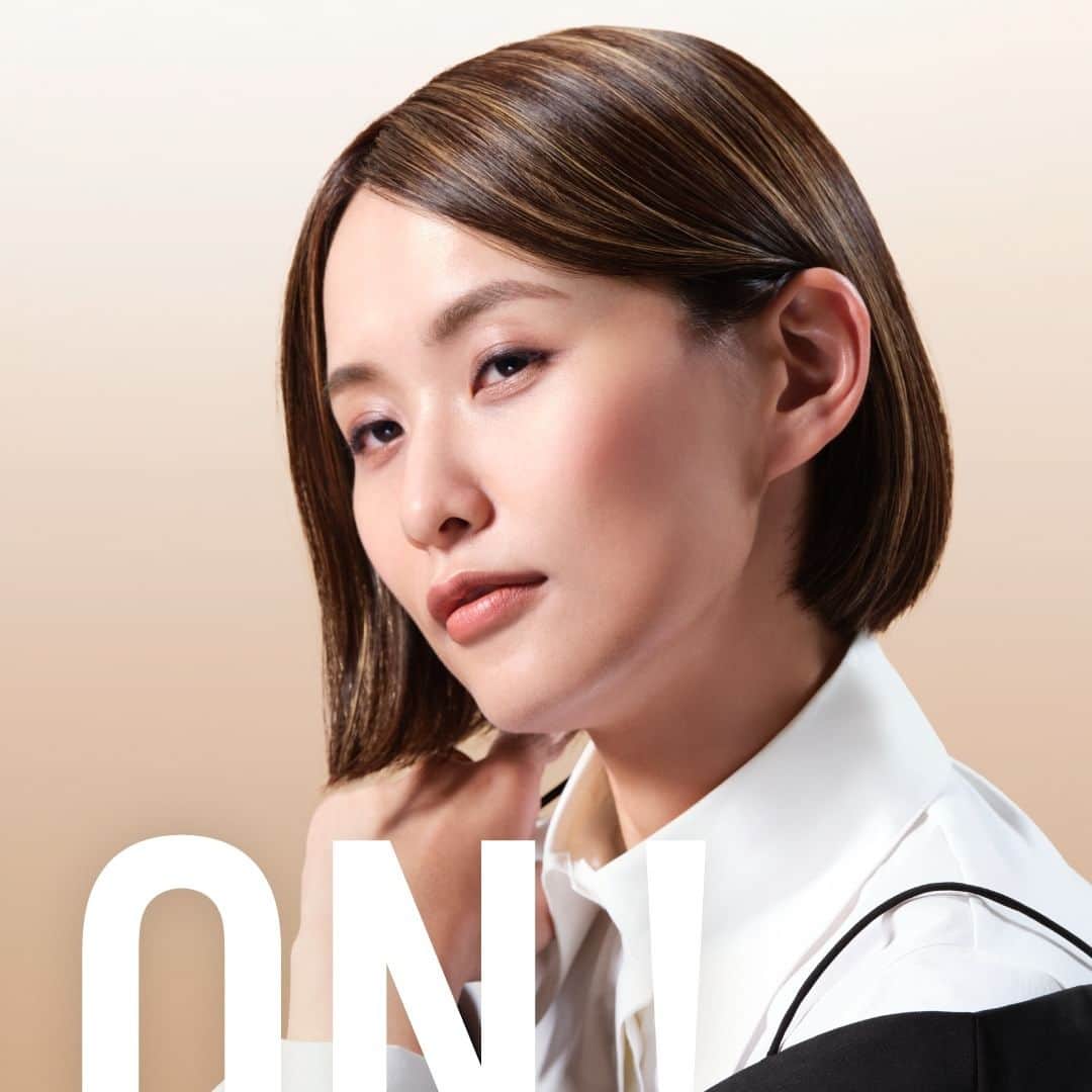 Schwarzkopf Professional Japanのインスタグラム：「TRY ON, BLEACH ON  Choco Brown HighLight チョコブラウンハイライト  新発売のグレーシェードを使った、脱白髪染めスタイル。 いくつになってもヘアカラーを楽しめる。  ＝＝＝ボンドカラー グレイライン発売＝＝＝ グレイシェード：16 色 発売日：2023/9/6  #シュワルツコフ #シュワルツコフプロフェッショナル #FIBREPLEX #ボンドカラー #ファイバープレックス #ファイバープレックスカラー #ファイバープレックスブリーチ #グレイカラー #白髪染め #ブリーチカラー #ブリーチ #ケアブリーチ #ヘアカラー #ハイトーンカラー#ブリーチオンカラー #ブリーチデザイン #ブリーチカラー」