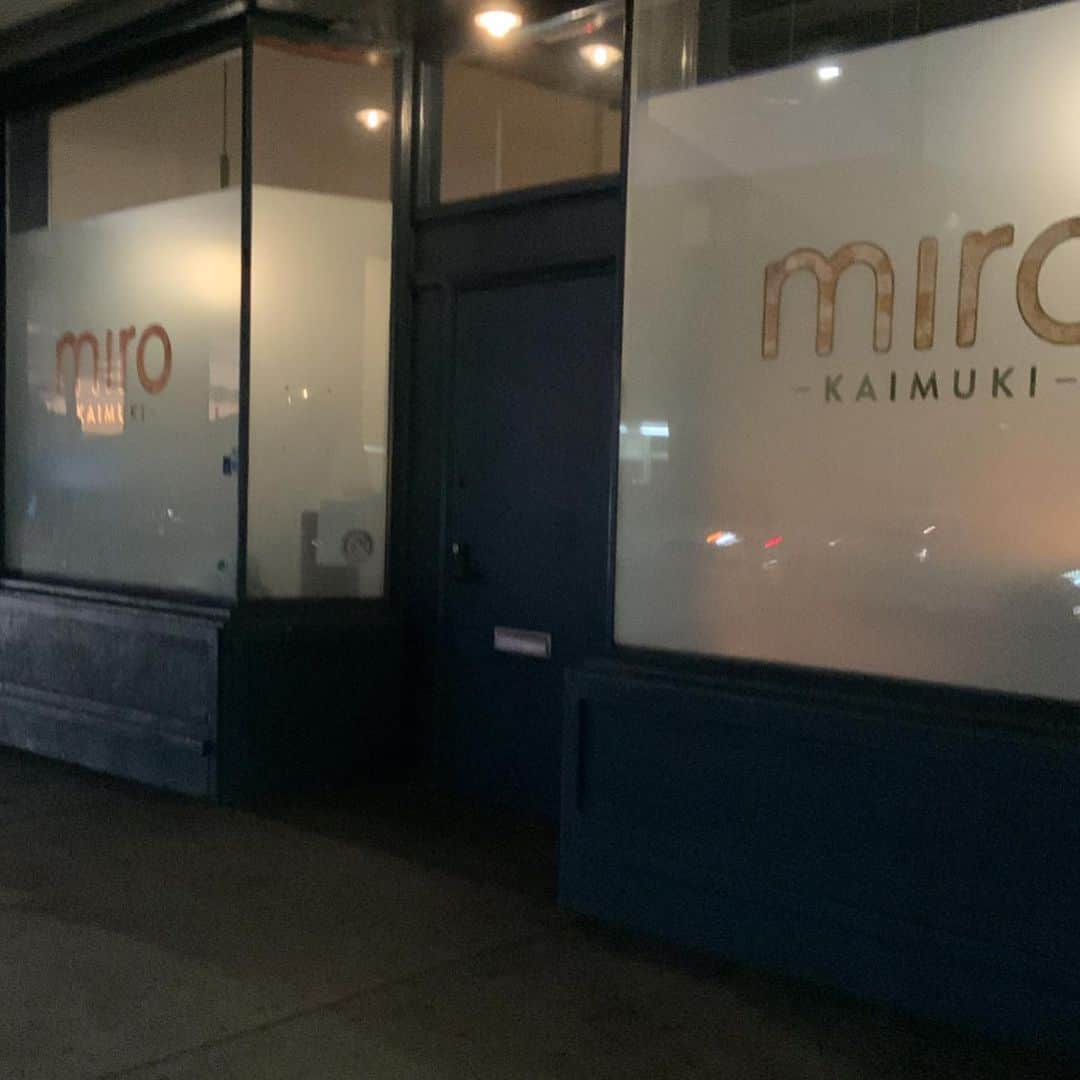 志摩有子さんのインスタグラム写真 - (志摩有子Instagram)「今夜は温故知新の新のお店に。 カイムキのMilro Kaimukiはかつてこの場所で23年もの間、ローカルたちに愛されていたカフェミロという老舗フレンチが惜しまれつつ閉店した跡地に、チャイナタウンで人気のセニアのシェフ、クリス・カジオカがその名前に敬意を表しつつ、開いたレストラン。 21年にオープンして以来、瞬く間に大人気店に。セニア譲りの素材を活かしたセンスのよいフレンチはどれもワクワクするようなアレンジがほどこされ，しっかり美味しくて、しかも食べ疲れないのが嬉しい。サービスも温かでチャーミング。大人気なのも納得。はじめに出されたマグロやウニの乗ったプリオッシュ、この一品で早くもノックアウト。  #温故知新 #ミロカイムキ #クリスカジオカ #ariko_hawaii  #ariko旅 #ハワイ備忘録 @mirokaimuki」9月12日 18時42分 - ariko418