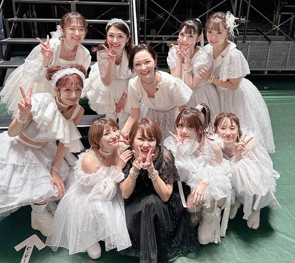 のインスタグラム：「大好きな仲間たち❤️ ずっと会えていなくても フッと昔の会話に戻れる大切な仲間✨  出会えたことに感謝🍀  みんなに出会えなかったら 私はどんな人生を歩んでいただろう？ そんなことを考える時があります🌈  みんなに出会えたから ファンの皆さんにも ハロプロの仲間にも出会えて… こうやって25周年を迎えることが できました🥰  今回一緒にステージに立てなかった メンバーたちも もちろん気持ちは一緒💓  モーニング娘。最高✨ ハロプロ最高✨✨  #モーニング娘og」