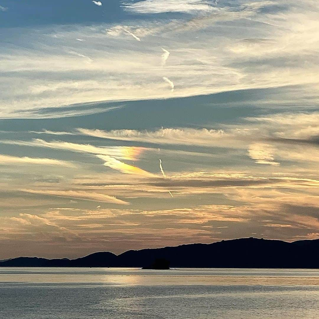 祥吉さんのインスタグラム写真 - (祥吉Instagram)「彩雲 今日の夕暮れは2か所で彩雲が祝福してくれました  彩雲は 「神様からの祝福」 「吉兆」と言われてるそうでいいことがありそうでハッピーな気持ちにさせてくれます  #彩雲 #夕空 #夕暮れ #瀬戸内海 #海 #空 #雲」9月12日 18時35分 - akoshokichi