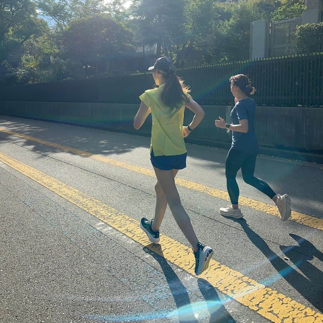 野原遥さんのインスタグラム写真 - (野原遥Instagram)「初のハーフマラソン🏃‍♀️🏃‍♀️🏃‍♀️  「ASICS Running Program for WOMEN Road to 東京レガシーハーフマラソン2023」 開催日は、10/15(日)🔥本番まで残り一ヶ月。  初心者🔰なので、今回アシックスランニングプログラムに 参加して、アプリを使ってサポートいただきながら トレーニングを進めています🙏 動画配信やコーチアドバイスなど、アプリ内で教えてもらえるので とても助かる。自分のペースで練習していきます。  12月にはホノルルマラソン(フル)🌺もあるので まずは10月、ハーフを2.5hで走れるように頑張ります🥹 (ということは、1km7分を21kmずっとキープしなければならない。笑)  できるかなーーーー🤣 ぜひ応援してください🥹📣笑  #asics #asicsrunning #GELKAYANO30 #東京レガシーハーフマラソン2023 #アシックス #ハーフマラソン #ASICSRunningProgramTLHM2023 #pr」9月12日 18時36分 - noharu1021