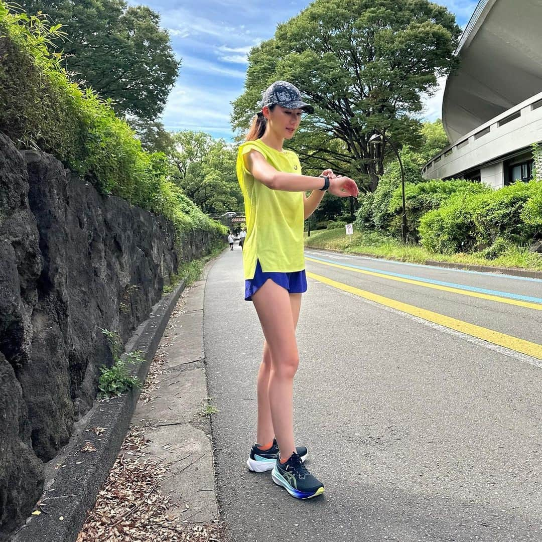 野原遥のインスタグラム：「初のハーフマラソン🏃‍♀️🏃‍♀️🏃‍♀️  「ASICS Running Program for WOMEN Road to 東京レガシーハーフマラソン2023」 開催日は、10/15(日)🔥本番まで残り一ヶ月。  初心者🔰なので、今回アシックスランニングプログラムに 参加して、アプリを使ってサポートいただきながら トレーニングを進めています🙏 動画配信やコーチアドバイスなど、アプリ内で教えてもらえるので とても助かる。自分のペースで練習していきます。  12月にはホノルルマラソン(フル)🌺もあるので まずは10月、ハーフを2.5hで走れるように頑張ります🥹 (ということは、1km7分を21kmずっとキープしなければならない。笑)  できるかなーーーー🤣 ぜひ応援してください🥹📣笑  #asics #asicsrunning #GELKAYANO30 #東京レガシーハーフマラソン2023 #アシックス #ハーフマラソン #ASICSRunningProgramTLHM2023 #pr」