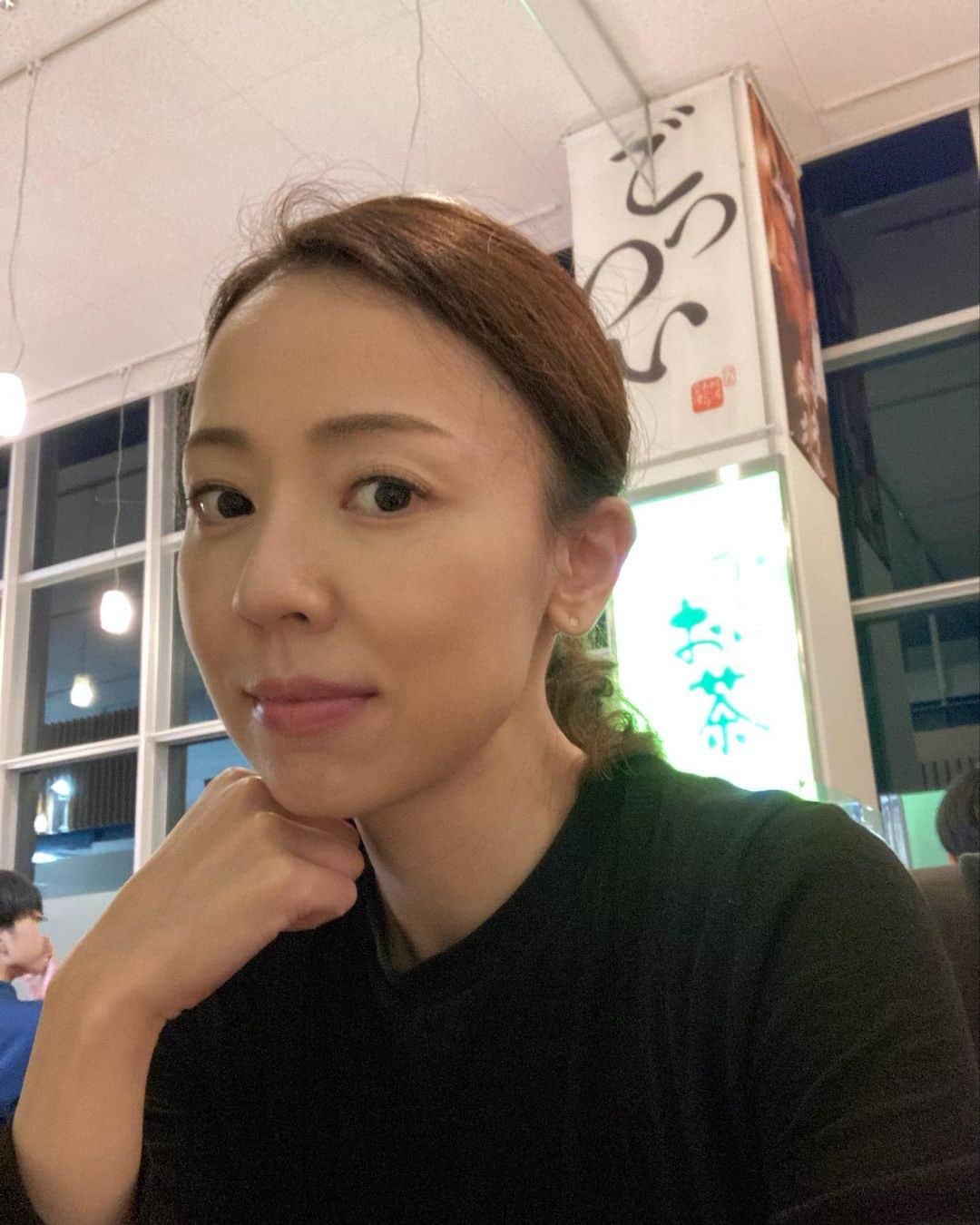 丸田佳奈のインスタグラム：「たくさんの誕生日のお祝いコメントありがとうございました！！  今年の夏は、ことごとく天候に移動や予定を妨げられております💦 写真は徳島空港で2時間以上待機中。 徳島ラーメンとすだちゼリードリンクを堪能。  #誕生日 #8月 #徳島県」