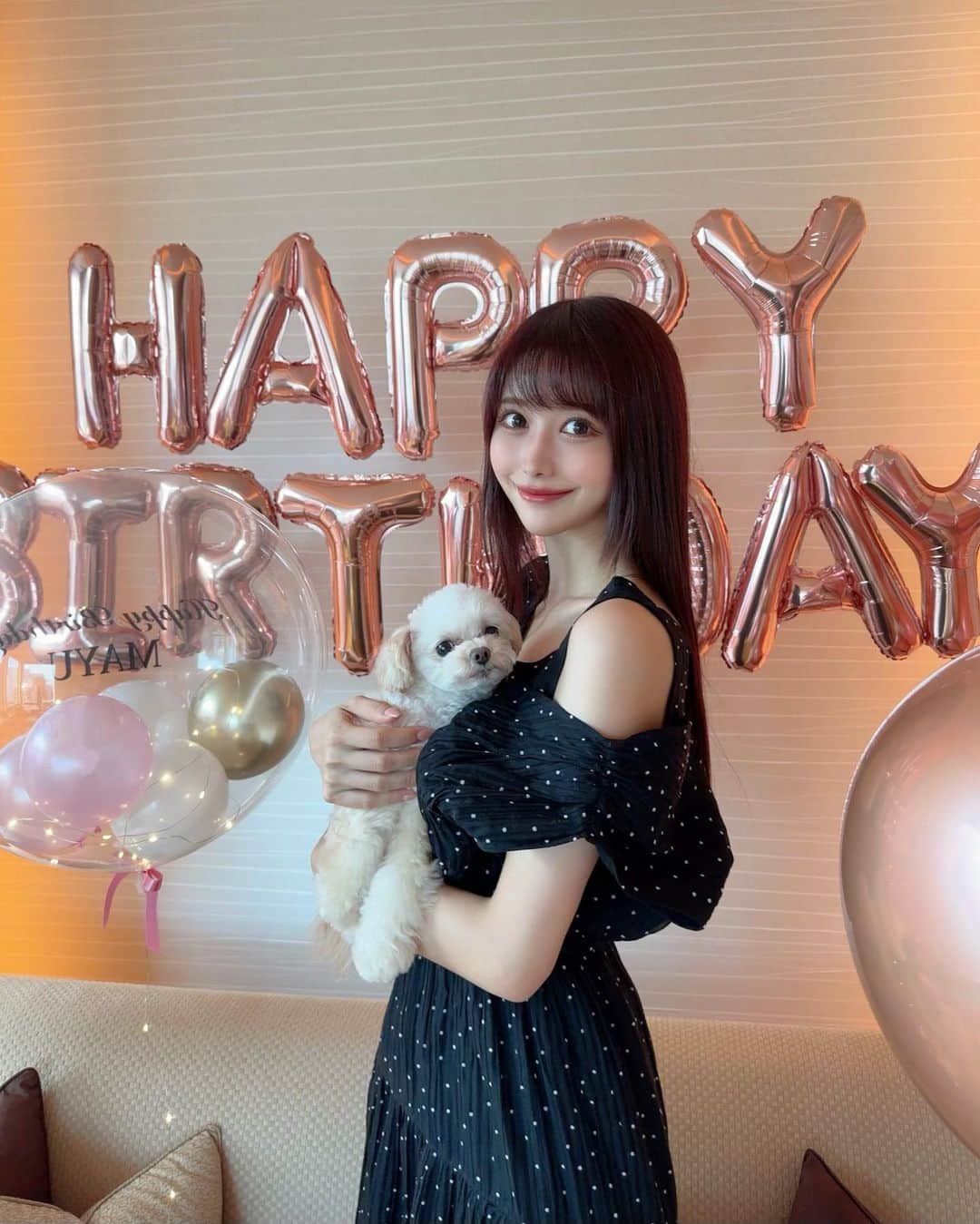 のインスタグラム：「. 親子写真🐶💐💖 . 私のお誕生日でも、いつだって主役はきなこくんです🐶👑 . . #birthday#happybirthday#birthdayparty」