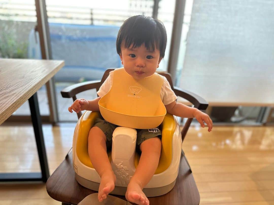 のインスタグラム：「#離乳食2回食 始まりました〜。はやー。そして、テーブル付き、普通の椅子に括り付けられるベルト付きのバンボ #bumbomultiseat  をお兄ちゃんの時にかったんだけど、とりあえずそれを椅子に括りつけて使っている。椅子を買おうと思っていたけど、これでいい気がする。バンボだから完全に腰座り前から座れるし、このバンボは微妙に高さを変えられて優秀なのだ。 ちなみにテーブルは後ろに収納してある。オススメ。   #バンボ #離乳食2回食  #もうすぐ8ヶ月」