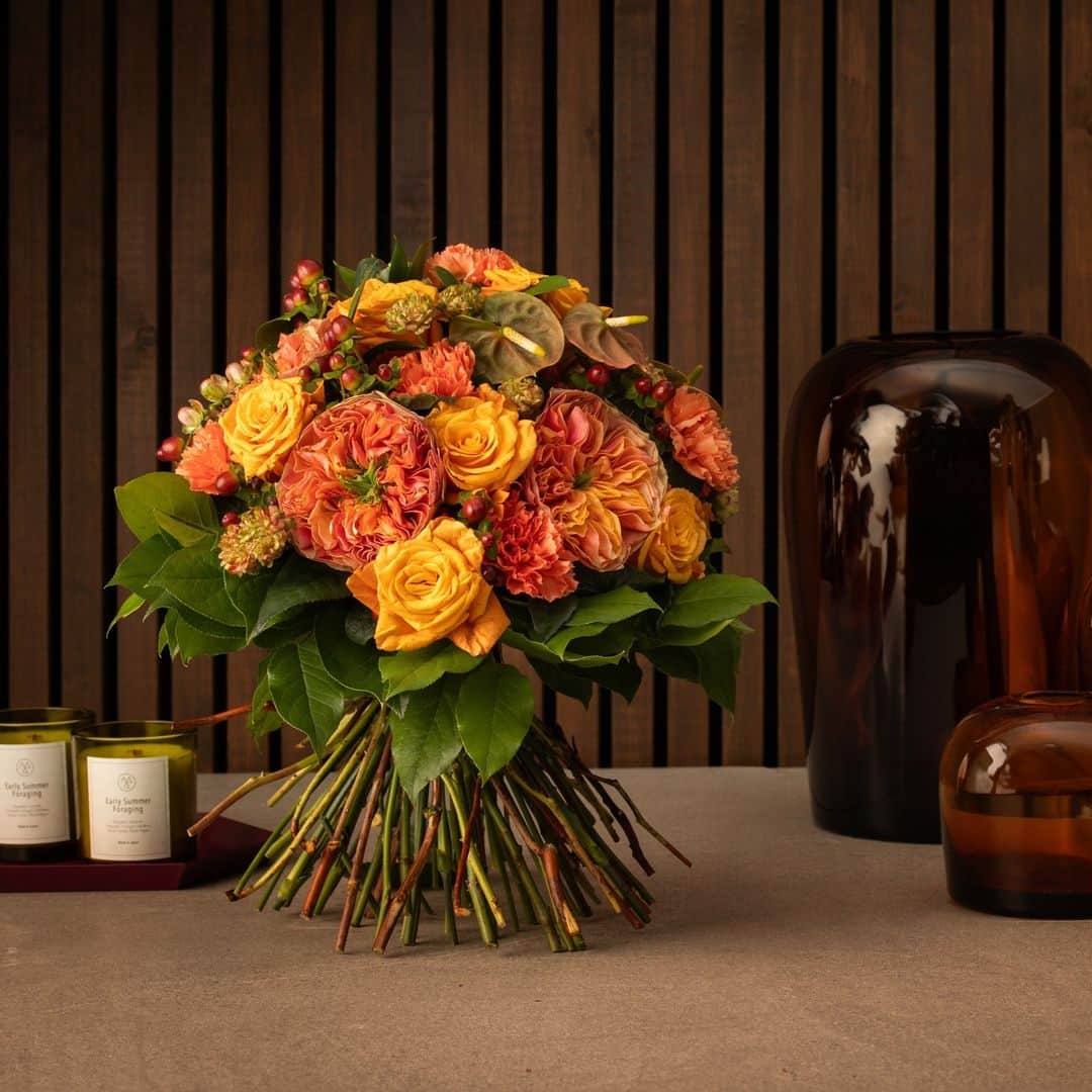 ニコライ・バーグマン・フラワーズ＆デザインのインスタグラム：「Autumn Rose Garden 🍁🌹 The Kensington Garden Roses as well as Anthurium and Hypericum make this bouquet a celebration of Autumn colors. #floralautumn ⁠ .⁠ .⁠ .⁠ .⁠ #nicolaibergmann #flowerdesign #ニコライバーグマン #フラワーデザイン #니콜라이버그만 #꽃다발 #букетцветов #ramosdeflores #blumenstrauß #北欧デザイン #北欧インテリア」