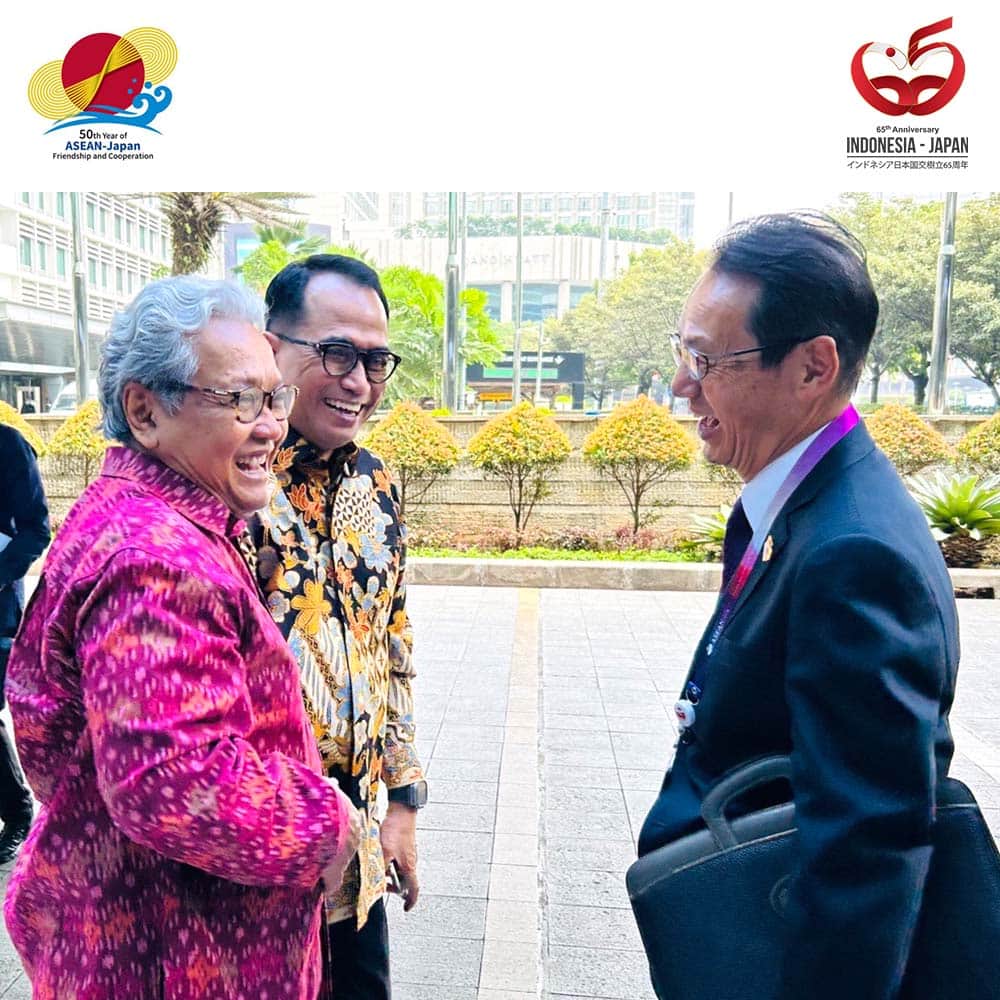 のインスタグラム：「Pada tanggal 7 September, saya menghadiri pertemuan antara Bapak Mori Masafumi, Staf Khusus Perdana Menteri Jepang dengan Bapak Budi Karya Sumadi, Menteri Perhubungan RI.😃 Jepang akan terus memberikan dukungan penuh bagi pembangunan infrastruktur transportasi yang membantu kegiatan ekonomi dan kehidupan masyarakat Indonesia.🤝✨  9月7日、ジャカルタで行われたブディ運輸大臣と森総理補佐官との会談に同席しました。😃 インドネシアの人々の経済活動・生活を支える交通インフラの整備などについて、引き続きしっかりと支援していきます！🤝✨  #65indonesiajepang #65japanindonesia #50aseanjapan #jepang #dubesjepang #dubeskanasugi #MRT #Patimban」