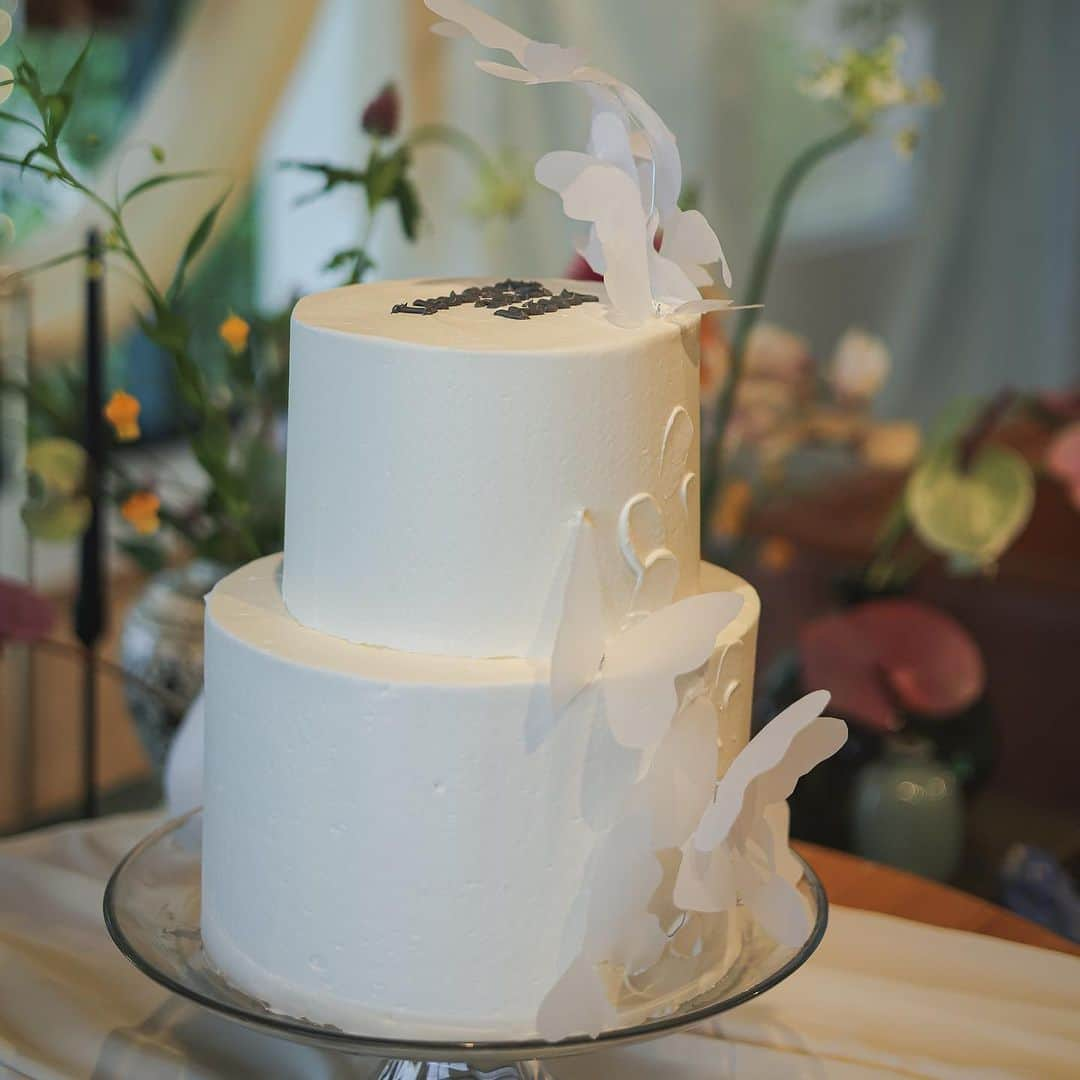 みんなのウェディングさんのインスタグラム写真 - (みんなのウェディングInstagram)「. . ˗ˏˋWedding Cake...♥ ˎˊ˗ . こんばんは🌙みんなのウェディングです☺️ ⁡ 本日は、洗練されたおしゃれなデザインの #ウェディングケーキ アイデアをお届け♥  ぜひ #ウェディングケーキデザイン の参考にご覧ください◎  ……………………………………………………………………  ˗ˏˋ #みんなのウェディング花嫁 でpostしよう🤍 ˎˊ˗  上記と #みんなのウェディング を付けて投稿すると このアカウントで紹介されるかも…🕊️ ぜひ皆さまのとっても素敵なお写真、お待ちしてます✨  ……………………………………………………………………  ⁡♡-----Special Thanks-----♡ @yuri_lalawedding さま @___wd_22 さま @mt___0604 さま @i.kiko028 さま @mm0506_wd さま  -------------------------------------------- 🌷結婚式準備に役立つ情報を更新中 　@minnano_wedding 🔗をcheck🕊️ ・ 🌷結婚式準備のお悩みや式場＆ドレスの予約相談は 《みんなのウェディング相談デスク》へ🕊️ ・ 🌷結婚式場の口コミ・本物の費用明細は 《みんなのウェディング》結婚式場検索へ🕊️ --------------------------------------------  #会場装花 #ゲストテーブル装花 #高砂装花 #高砂装飾 #ゲストテーブル装飾 #結婚式演出 #結婚式余興 #ゲスト参加型 #披露宴演出 #披露宴演出アイデア #ゲスト参加型演出 #オリジナル演出 #ケーキ演出 #カラードリップ #和婚演出 #和装演出 #ケーキバイトの代わり #2023冬婚 #2024春婚 #2024夏婚 #2023秋婚　 #結婚式準備 #プレ花嫁 #プレ花嫁さんと繋がりたい」9月12日 19時00分 - minnano_wedding