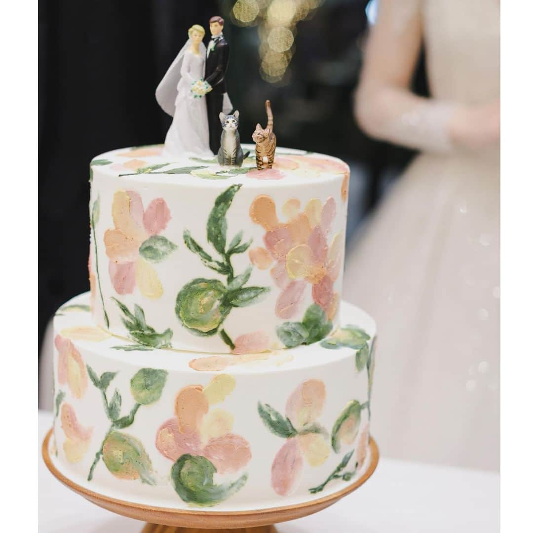 みんなのウェディングさんのインスタグラム写真 - (みんなのウェディングInstagram)「. . ˗ˏˋWedding Cake...♥ ˎˊ˗ . こんばんは🌙みんなのウェディングです☺️ ⁡ 本日は、洗練されたおしゃれなデザインの #ウェディングケーキ アイデアをお届け♥  ぜひ #ウェディングケーキデザイン の参考にご覧ください◎  ……………………………………………………………………  ˗ˏˋ #みんなのウェディング花嫁 でpostしよう🤍 ˎˊ˗  上記と #みんなのウェディング を付けて投稿すると このアカウントで紹介されるかも…🕊️ ぜひ皆さまのとっても素敵なお写真、お待ちしてます✨  ……………………………………………………………………  ⁡♡-----Special Thanks-----♡ @yuri_lalawedding さま @___wd_22 さま @mt___0604 さま @i.kiko028 さま @mm0506_wd さま  -------------------------------------------- 🌷結婚式準備に役立つ情報を更新中 　@minnano_wedding 🔗をcheck🕊️ ・ 🌷結婚式準備のお悩みや式場＆ドレスの予約相談は 《みんなのウェディング相談デスク》へ🕊️ ・ 🌷結婚式場の口コミ・本物の費用明細は 《みんなのウェディング》結婚式場検索へ🕊️ --------------------------------------------  #会場装花 #ゲストテーブル装花 #高砂装花 #高砂装飾 #ゲストテーブル装飾 #結婚式演出 #結婚式余興 #ゲスト参加型 #披露宴演出 #披露宴演出アイデア #ゲスト参加型演出 #オリジナル演出 #ケーキ演出 #カラードリップ #和婚演出 #和装演出 #ケーキバイトの代わり #2023冬婚 #2024春婚 #2024夏婚 #2023秋婚　 #結婚式準備 #プレ花嫁 #プレ花嫁さんと繋がりたい」9月12日 19時00分 - minnano_wedding