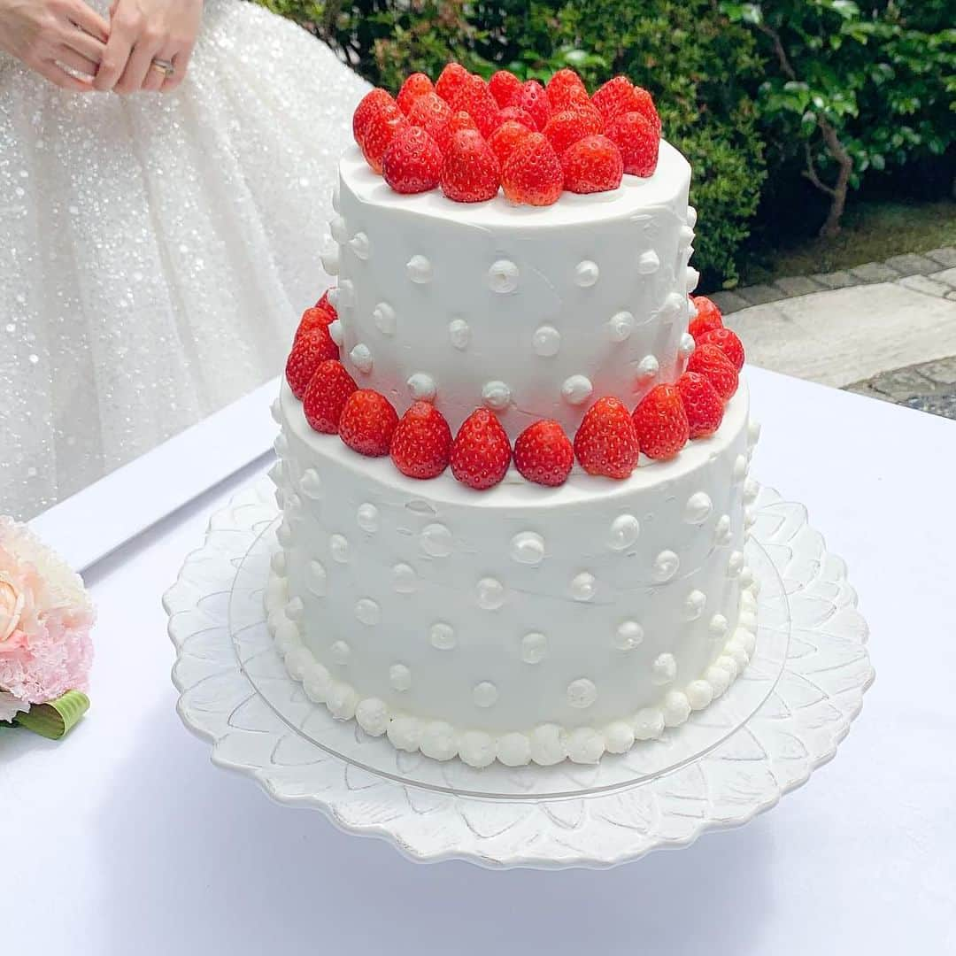 みんなのウェディングさんのインスタグラム写真 - (みんなのウェディングInstagram)「. . ˗ˏˋWedding Cake...♥ ˎˊ˗ . こんばんは🌙みんなのウェディングです☺️ ⁡ 本日は、洗練されたおしゃれなデザインの #ウェディングケーキ アイデアをお届け♥  ぜひ #ウェディングケーキデザイン の参考にご覧ください◎  ……………………………………………………………………  ˗ˏˋ #みんなのウェディング花嫁 でpostしよう🤍 ˎˊ˗  上記と #みんなのウェディング を付けて投稿すると このアカウントで紹介されるかも…🕊️ ぜひ皆さまのとっても素敵なお写真、お待ちしてます✨  ……………………………………………………………………  ⁡♡-----Special Thanks-----♡ @yuri_lalawedding さま @___wd_22 さま @mt___0604 さま @i.kiko028 さま @mm0506_wd さま  -------------------------------------------- 🌷結婚式準備に役立つ情報を更新中 　@minnano_wedding 🔗をcheck🕊️ ・ 🌷結婚式準備のお悩みや式場＆ドレスの予約相談は 《みんなのウェディング相談デスク》へ🕊️ ・ 🌷結婚式場の口コミ・本物の費用明細は 《みんなのウェディング》結婚式場検索へ🕊️ --------------------------------------------  #会場装花 #ゲストテーブル装花 #高砂装花 #高砂装飾 #ゲストテーブル装飾 #結婚式演出 #結婚式余興 #ゲスト参加型 #披露宴演出 #披露宴演出アイデア #ゲスト参加型演出 #オリジナル演出 #ケーキ演出 #カラードリップ #和婚演出 #和装演出 #ケーキバイトの代わり #2023冬婚 #2024春婚 #2024夏婚 #2023秋婚　 #結婚式準備 #プレ花嫁 #プレ花嫁さんと繋がりたい」9月12日 19時00分 - minnano_wedding