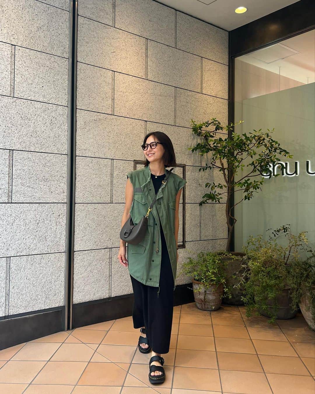 山口厚子のインスタグラム：「夏に沢山着てたノースリワンピに 秋っぽいカラーをプラスしてみた😊🍃🍁  #残暑ファッション #ootd」