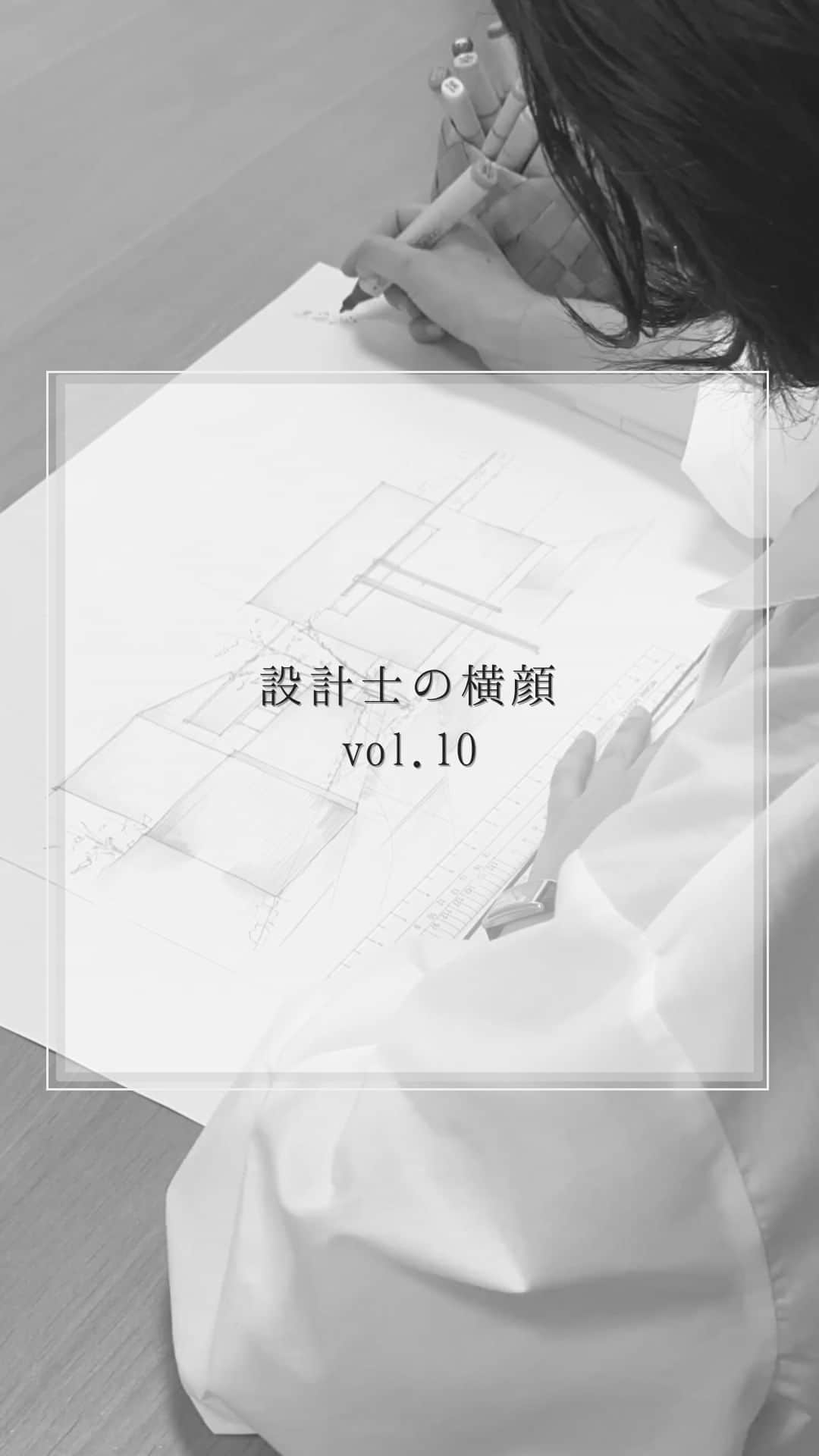 ミサワホーム株式会社のインスタグラム：「@misawahomes⠀ 設計士の横顔 profile of architect  ミサワホームの誇る設計士のデッサン風景をお届けしていきます。   ￣￣￣￣￣￣￣￣￣￣￣￣￣￣￣￣ ＜vol.10＞　 Atsuko Yokosuka 設計ポリシー ：優しく・心地よく・気持ちよく・・・心豊かになる住まいづくり。 https://www.misawa.co.jp/kodate/designers/designer-detail/285  ※特別にオーナーさまの承諾を頂いて掲載させて頂いています。  @misawa_chibaibaraki   ￣￣￣￣￣￣￣￣￣￣￣￣￣￣￣￣  #misawahome  #ミサワホーム  #ミサワホーム注文住宅  #新築戸建て #戸建て  #住宅デザイン  #空間デザイン  #デザイナーズ住宅  #建築実例 #施工実例 #デザイン住宅 #デザイナー #建築デザイナー #設計士 #女性設計士 #設計士の横顔 #設計士とつくる家 #建築士 #女性建築士  #手描き図面 #カーポート #外観デザイン #外観イメージ #外観パース #着彩 #コピックスケッチ #タイムラプス #タイムラプス動画 #モデルルーム #モデルルームインテリア」