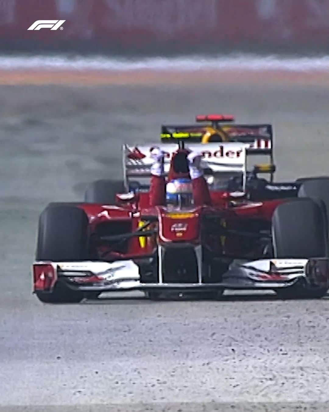 F1のインスタグラム：「Fernando Alonso 🆚 Sebastian Vettel   An epic race to the line for the race win between two greats of the sport at the 2010 Singapore Grand Prix! 🔥😮‍💨  #F1 #Formula1 #SingaporeGrandPrix @fernandoalo_oficial @sebastianvettel」