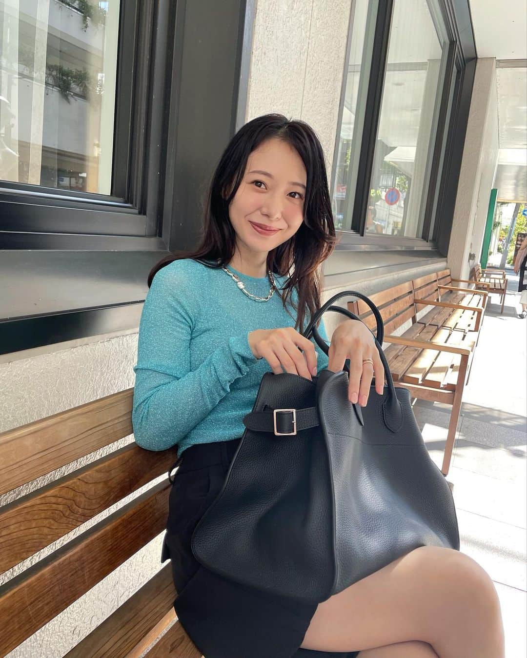 のインスタグラム：「どきどき、わくわく、ときめく時間をたくさんつくろっ🕊🌈💙  bag @therow tops @slobeiena necklace @hoaw_official  明るい色味を着た日のリップカラーはヌーディに！ @hermes ルージュ エルメス / サティネ 20  #autumnfashion #fashion #therow #大人コーデ #シンプルコーデ #きれいめカジュアル #秋コーデ #バッグ」