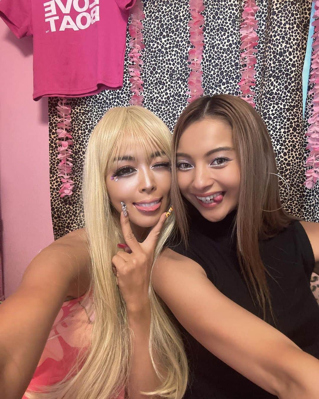 板橋瑠美のインスタグラム：「GALの4大要素といえば、  エクステ、カラコン、つけま。  そして"鬼長いスカルプ💅"  やっぱりGALを再燃するに欠かせなかったこの4大要素。  今回のMVの打ち合わせで1番の難易度は、スカルプ風につけ爪でいくか、ガチでネイルへつけに行くか。  これでリアルなギャルを演出度が変わるってところで、実際につけに行こう。  そうなりました！！  まさか、こんなゴリゴリなスカルプをつける日が来るとは思っても見ませんでしたꉂ笑꒱  ゆきぽよちゃんが行ってる、Nails gogo @nailsgogo  さんへ💅✨  スカルプ慣れしてる、ギャルな店員さんで、本当ギャルトーク止まらなかったし、やりながらギャルだー🌺🌈‼️🩷ってテンション上がってましたꉂ笑꒱  なにが面白いって、このネイルで、いつも通りのファッションのミスマッチさね。ꉂ笑꒱  あすみんとお茶した時に、インスタグラマーのネイル撮影みたいに  もなかを持って撮影してみたら、ギャル×もなか異常に合わなすぎる組み合わせで爆笑ꉂ笑꒱  二日間激長いネイルで生活してみて本気でよくこんな長さで生活してたよなって昔の自分尊敬したよねwwww  生きにくい。とにかくwww  ２日後にオフして、なんともかわいいNAILに仕上げていただきました^ ^  またアップしますね^ ^！！  そんな頑張った裏側も、MVでの再現性の高さに貢献できてるかな？？と思うのでぜひそこもCHECKしてくださいね🩷」