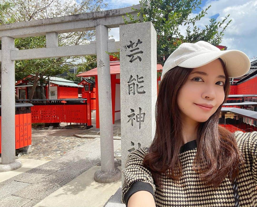 𝐴𝑁𝑁𝐴さんのインスタグラム写真 - (𝐴𝑁𝑁𝐴Instagram)「⛩️ #kyoto #芸能神社 . 毎年必ず新年に訪れてますが、、 来年は来れなさそうなのでお守り返したりも したかったから行ってきた☺️🙏 . いつもこの場所で写真撮る時だけ 日が差すミラクルが数年連続で起きてる、、 雨予報やったのに、、😂 パワーもらえたー！！大好きな神社◎ . もうすぐ新月と秋分の日！ わたしにとって大切な準備期間の時期です。 不要なものは全て断捨離して再スタート💪」9月12日 18時54分 - annas_insta_88