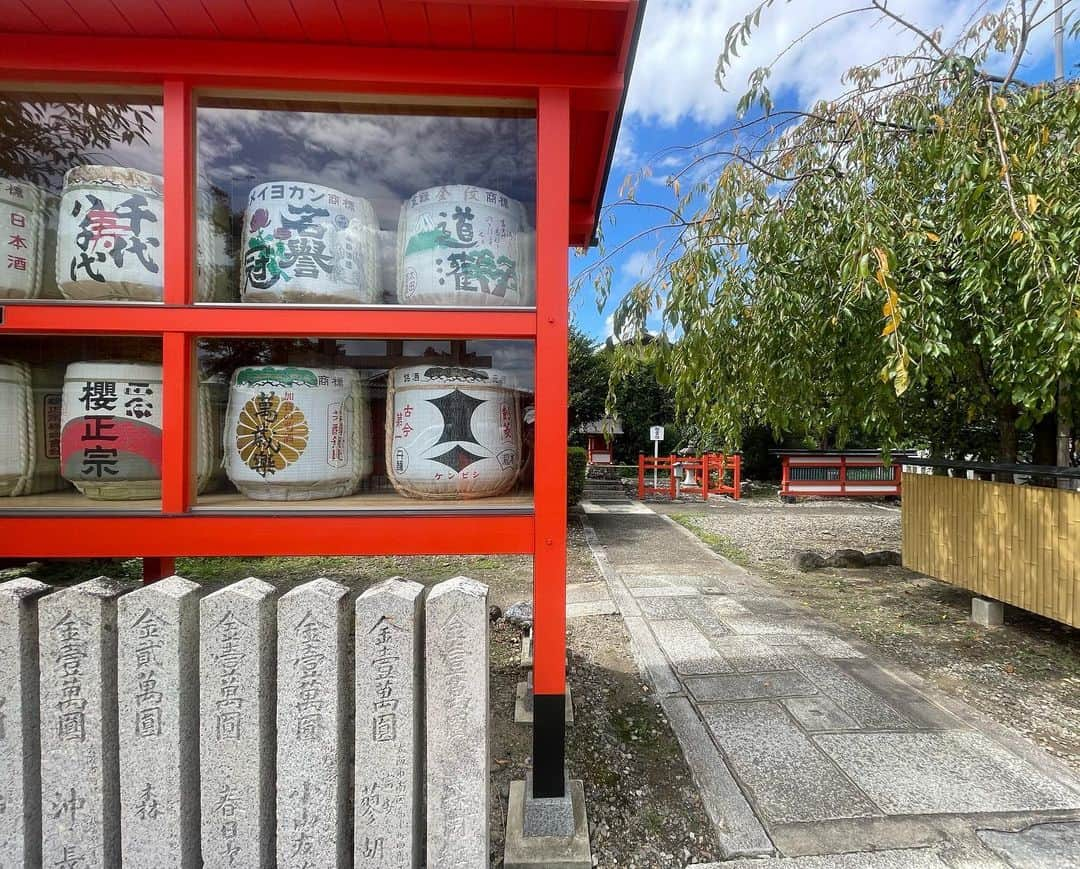 𝐴𝑁𝑁𝐴さんのインスタグラム写真 - (𝐴𝑁𝑁𝐴Instagram)「⛩️ #kyoto #芸能神社 . 毎年必ず新年に訪れてますが、、 来年は来れなさそうなのでお守り返したりも したかったから行ってきた☺️🙏 . いつもこの場所で写真撮る時だけ 日が差すミラクルが数年連続で起きてる、、 雨予報やったのに、、😂 パワーもらえたー！！大好きな神社◎ . もうすぐ新月と秋分の日！ わたしにとって大切な準備期間の時期です。 不要なものは全て断捨離して再スタート💪」9月12日 18時54分 - annas_insta_88