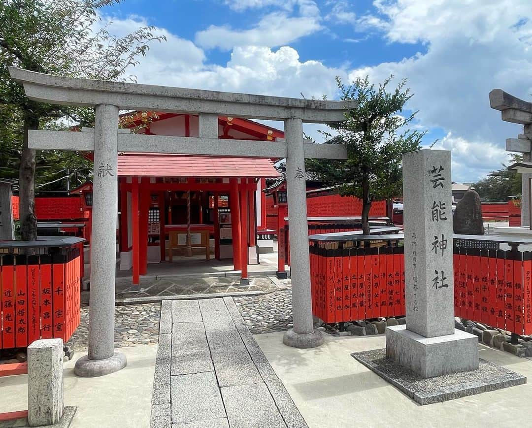 𝐴𝑁𝑁𝐴さんのインスタグラム写真 - (𝐴𝑁𝑁𝐴Instagram)「⛩️ #kyoto #芸能神社 . 毎年必ず新年に訪れてますが、、 来年は来れなさそうなのでお守り返したりも したかったから行ってきた☺️🙏 . いつもこの場所で写真撮る時だけ 日が差すミラクルが数年連続で起きてる、、 雨予報やったのに、、😂 パワーもらえたー！！大好きな神社◎ . もうすぐ新月と秋分の日！ わたしにとって大切な準備期間の時期です。 不要なものは全て断捨離して再スタート💪」9月12日 18時54分 - annas_insta_88