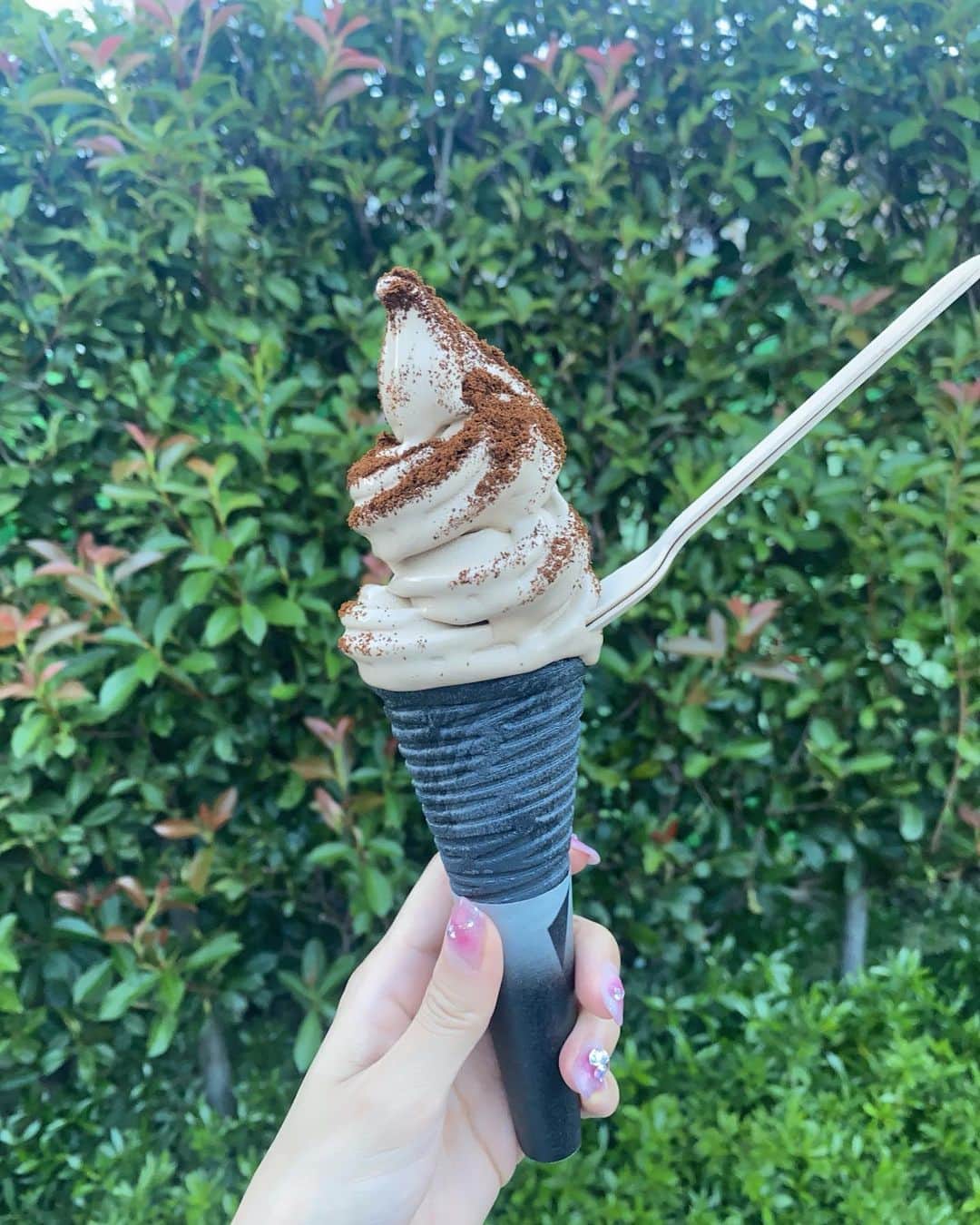 谷川愛梨のインスタグラム：「: この前お友達とあいぱくに行ったよ🍦🌈 いろんなあいす屋さんが集結してて凄かった〜🤤 珈琲ソフトめっちゃ美味しくて1番好きでした❤︎  そして、今月もPulchramさんへ🌱 最近本を読むことが多くて姿勢がつい丸まりがちで 上半身がめちゃくちゃ固まってたーっ🥲 ごりごりにほぐしてもらってすっきりです☺️ 姿勢悪いと体に良くないことしかないから もっとちゃんと意識して過ごす！ぞ！！  通い始めた時と比べて見てみると 反り腰も巻き肩もどんどん良くなってて嬉しい！！！ 何事も継続って大事🥺✊❤️‍🔥」
