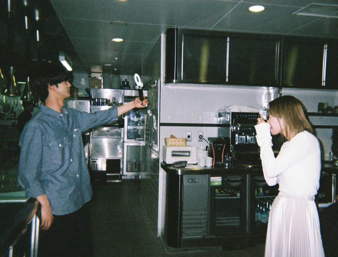 ハレ婚。のインスタグラム：「#アラクオ 本日のオフショット📸  「NONKI」のキッチンにて、明日美さん洋一くんを隠し撮り  あることに気がついてしまった洋一 明日美は信じないと言い切るが… 次週も波乱の予感…🌊  お楽しみに☺︎ ▽見逃し配信はこちら▽ https://tver.jp/lp/episodes/epoedggt3n  #佐藤大樹( #EXILE / #FANTASTICS) #美山加恋 #工藤遥 #松岡広大 #曽田陵介 #吉澤要人」